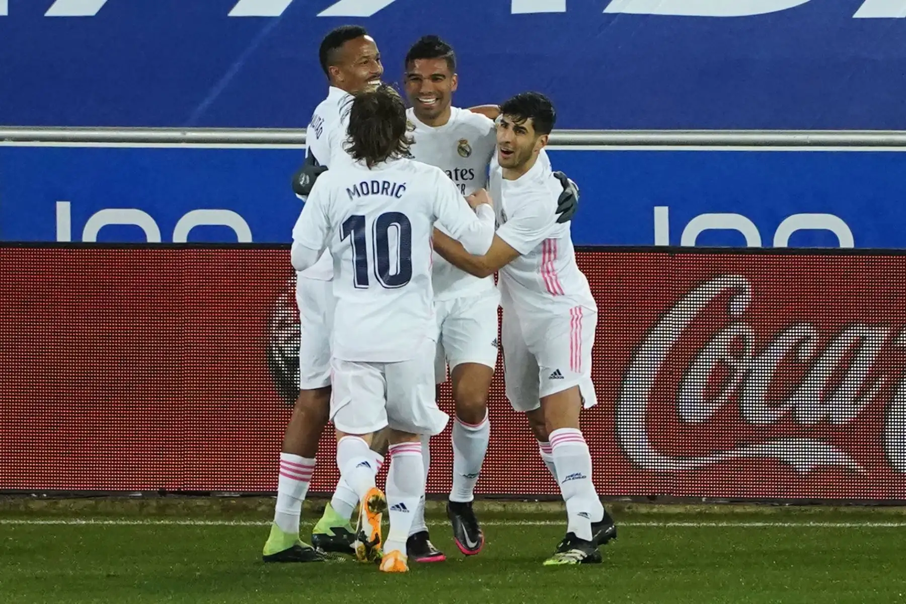El centrocampista brasileño del Real Madrid Casemiro celebra su gol con sus compañeros durante el partido de fútbol de la liga española entre el Deportivo Alavés y el Real Madrid CF en el estadio Mendizorroza de Vitoria. Foto: AFP