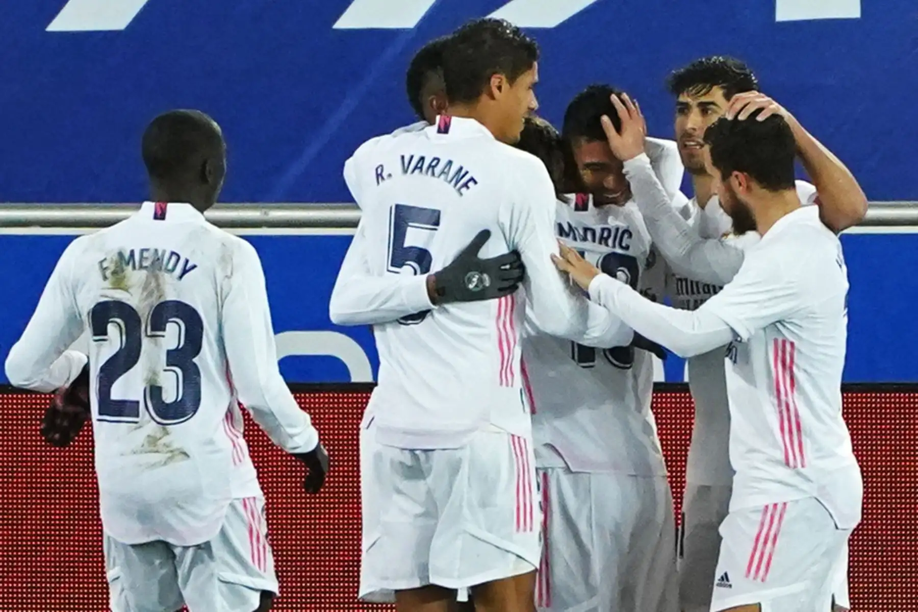 El centrocampista brasileño del Real Madrid Casemiro celebra su gol con sus compañeros durante el partido de fútbol de la liga española entre el Deportivo Alavés y el Real Madrid CF en el estadio Mendizorroza de Vitoria. Foto: AFP