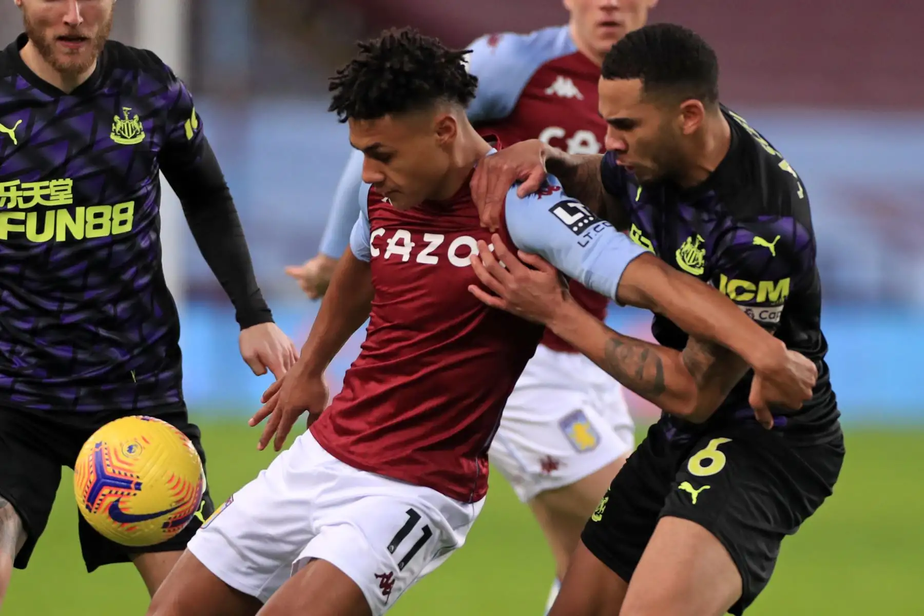 El delantero inglés de Aston Villa Ollie Watkins compite con el defensor inglés del Newcastle United Jamaal Lascelles durante el partido de fútbol de la Premier League inglesa entre Aston Villa y Newcastle United en Villa Park en Birmingham, Inglaterra. Foto: AFP