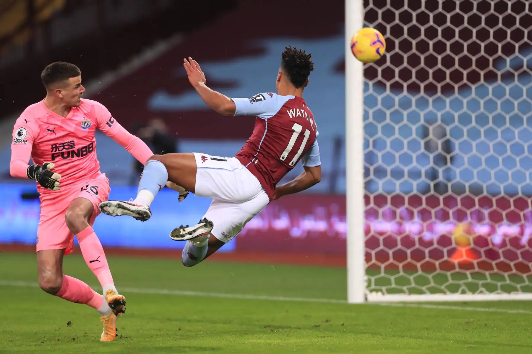 El delantero inglés de Aston Villa Ollie Watkins cabecea el balón más allá del portero inglés del Newcastle United Karl Darlow para el gol de apertura del partido de fútbol de la Premier League inglesa entre Aston Villa y Newcastle United en Villa Park en Birmingham, Inglaterra. Foto: AFP