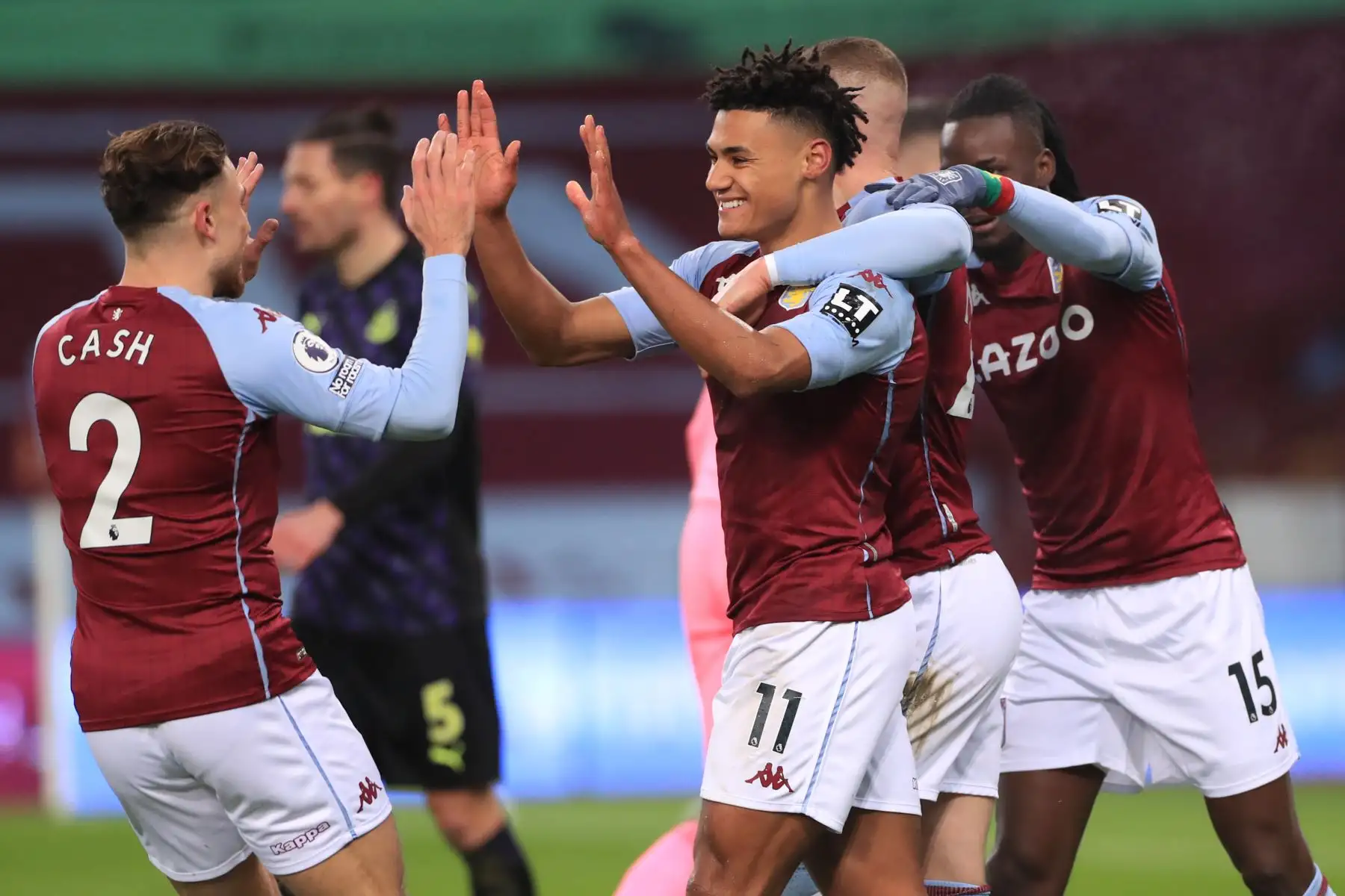 El delantero inglés de Aston Villa Ollie Watkins celebra con sus compañeros de equipo después de anotar el gol de apertura del partido de fútbol de la Premier League inglesa entre el Aston Villa y el Newcastle United en el Villa Park de Birmingham, en el centro de Inglaterra.
Foto: AFP