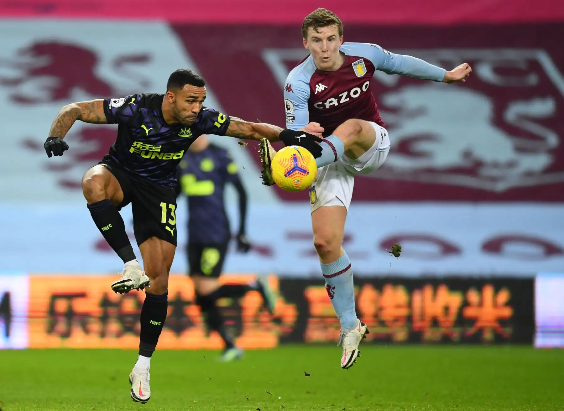 El delantero inglés del Newcastle United, Callum Wilson, compite con el defensor inglés del Aston Villa Matt Targett durante el partido de fútbol de la Premier League inglesa entre el Aston Villa y el Newcastle United en el Villa Park de Birmingham, en el centro de Inglaterra. Foto: AFP