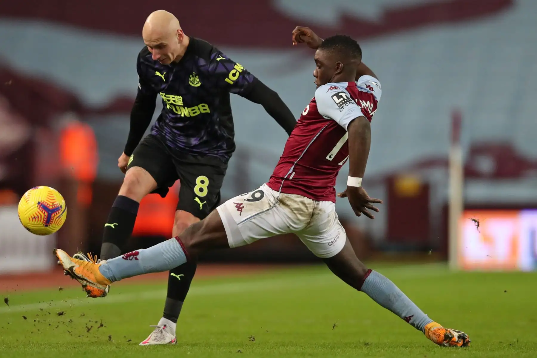 El mediocampista inglés del Newcastle United Jonjo Shelvey compite con el mediocampista zimbabuense de Aston Villa, Marvelous Nakamba durante el partido de fútbol de la Premier League inglesa entre el Aston Villa y el Newcastle United en el Villa Park de Birmingham, en el centro de Inglaterra. Foto: AFP