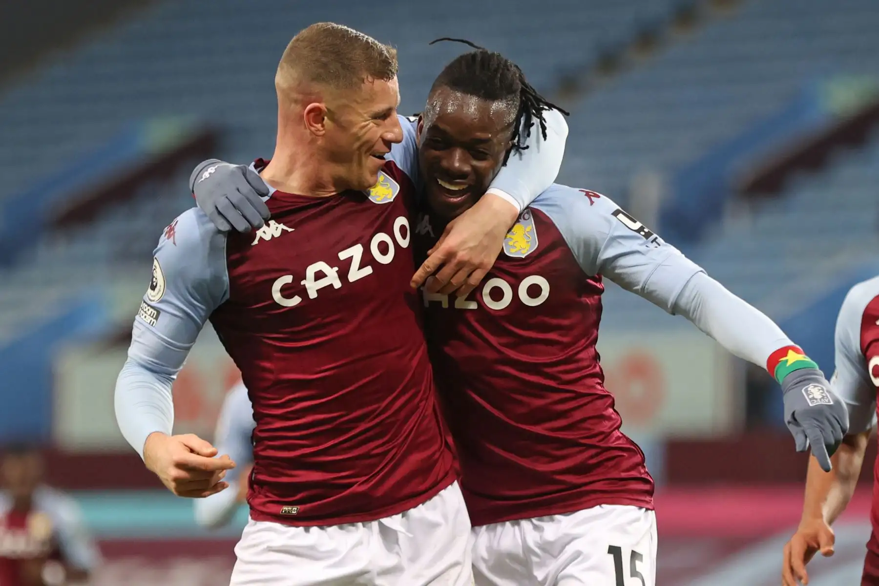 El delantero del Aston Villa Bertrand Traore celebra con el centrocampista inglés del Aston Villa Ross Barkley después de anotar su segundo gol durante el partido de fútbol de la Premier League inglesa entre el Aston Villa y el Newcastle United en el Villa Park de Birmingham, en el centro de Inglaterra. Foto: AFP