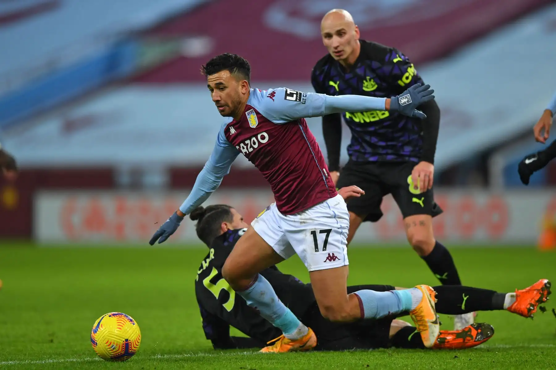 El mediocampista egipcio del Aston Villa Trezeguet huye del defensa suizo del Newcastle United, Fabian Schar, durante el partido de fútbol de la Premier League inglesa entre el Aston Villa y el Newcastle United en el Villa Park de Birmingham, en el centro de Inglaterra. Foto: AFP