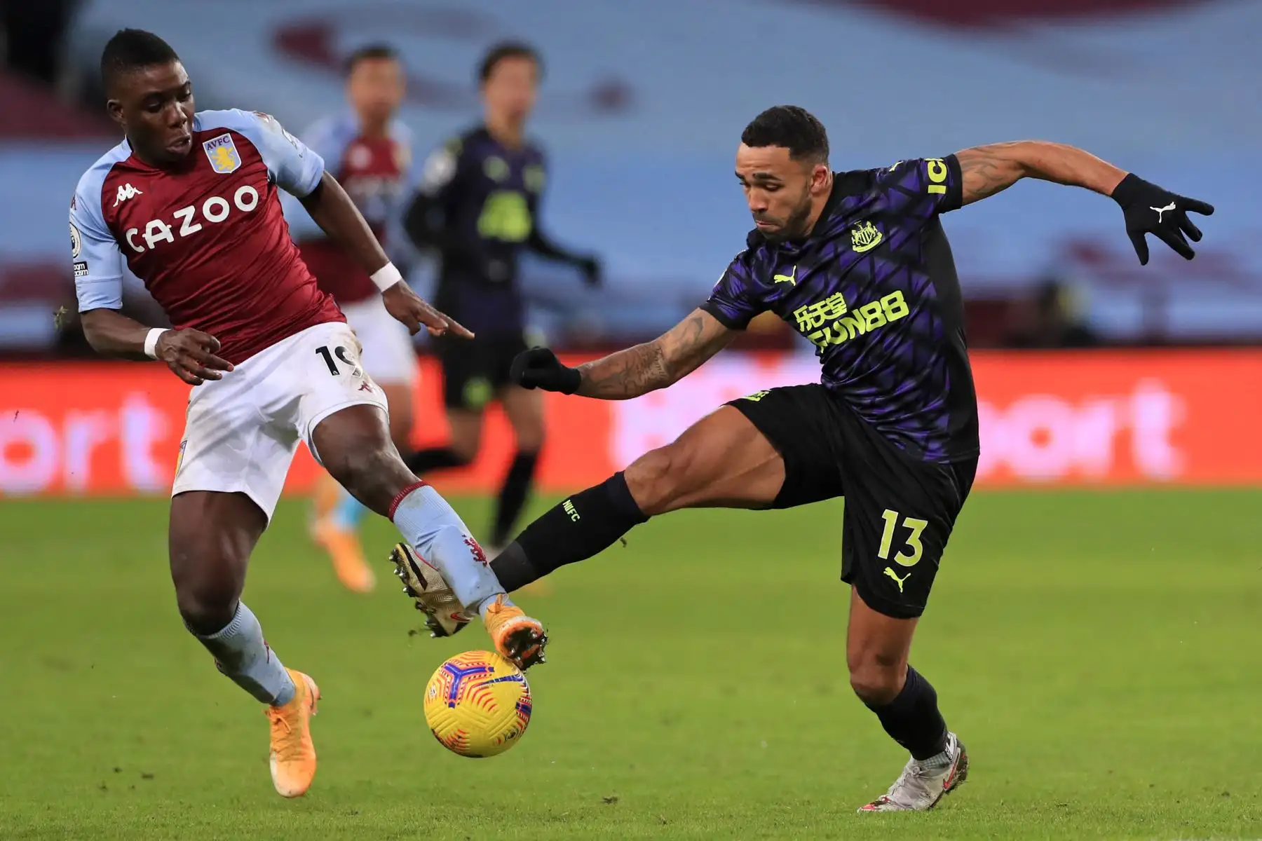 El mediocampista inglés del Newcastle United Jonjo Shelvey compite con el mediocampista zimbabuense de Aston Villa, Marvelous Nakamba durante el partido de fútbol de la Premier League inglesa entre el Aston Villa y el Newcastle United en el Villa Park de Birmingham, en el centro de Inglaterra. Foto: AFP