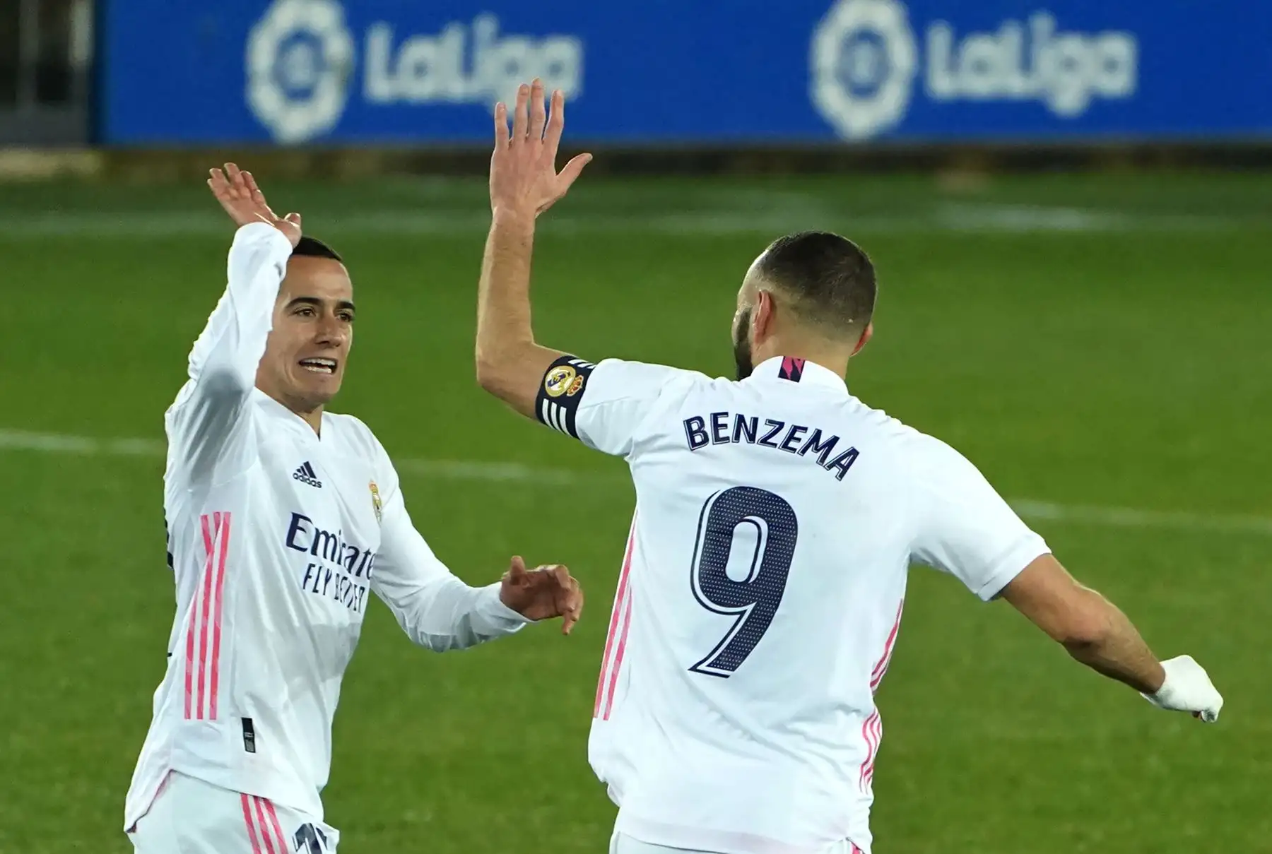 El delantero francés del Real Madrid Karim Benzema celebra su segundo gol con el delantero español del Real Madrid Lucas Vázquez durante el partido de fútbol de la liga española entre el Deportivo Alaves y el Real Madrid CF en el estadio Mendizorroza de Vitoria. Foto: AFP