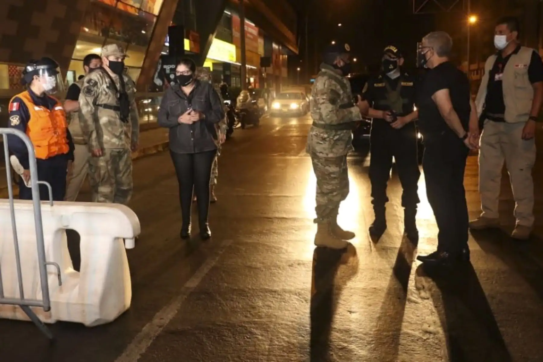 Ministra de Defensa, Nuria Esparch, supervisa el trabajo de las FFAA y la PNP durante el toque de queda a nivel nacional. Foto: ANDINA/ Mindef