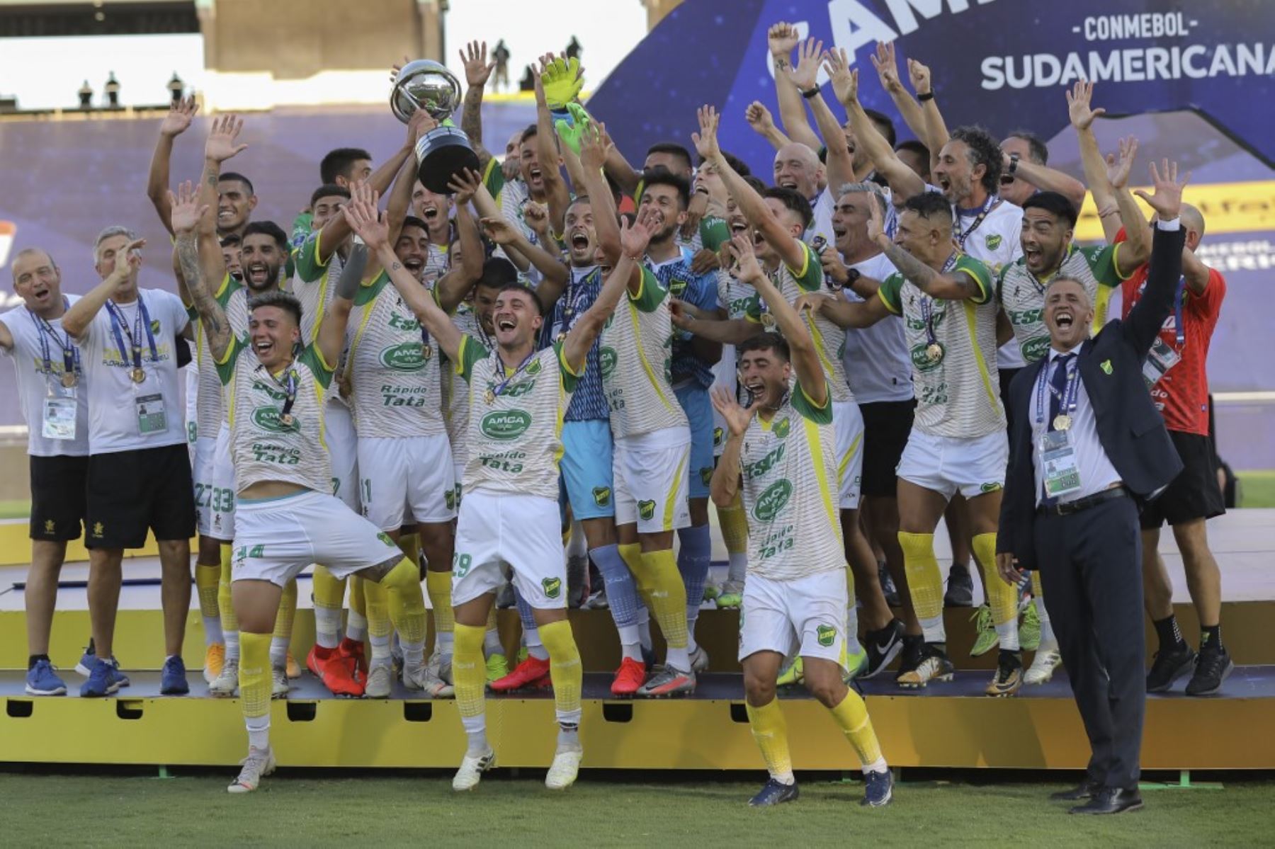 Defensa y Justicia levanta el título de la Copa Sudamericana 2020.