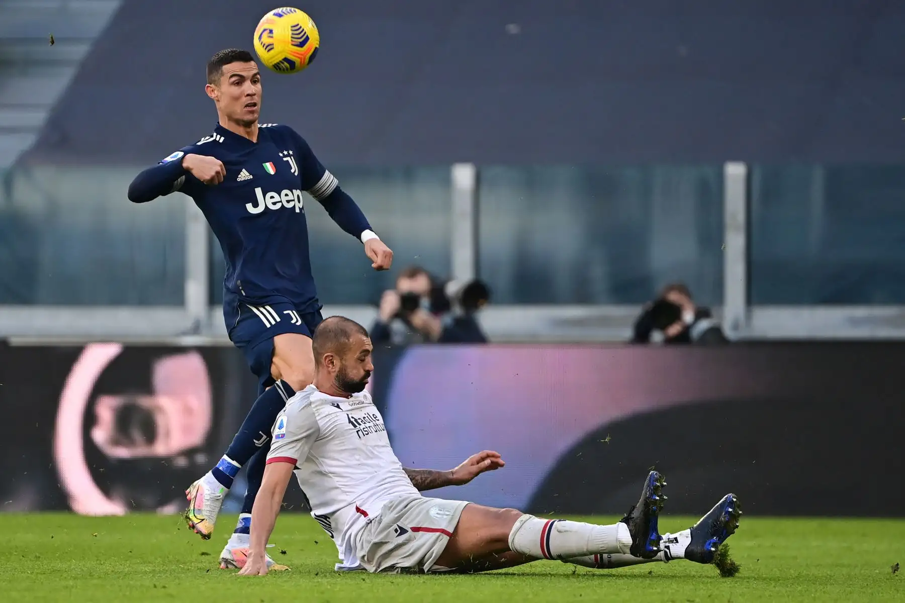 El delantero portugués de la Juventus, Cristiano Ronaldo, y el defensa brasileño del Bolonia, Danilo, van por el balón durante el partido de fútbol de la Serie A italiana Juventus vs Bolonia en el estadio de la Juventus en Turín. 
Foto: AFP