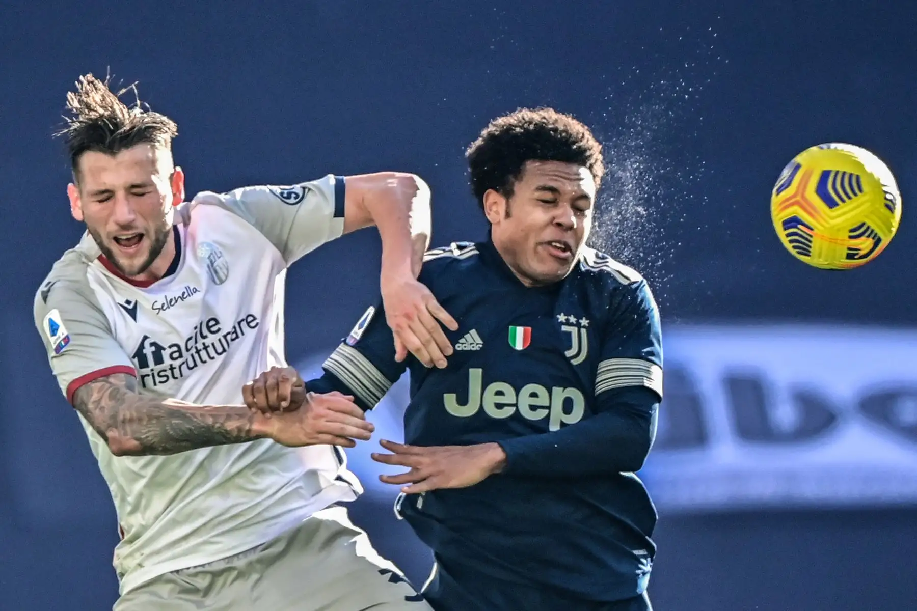 El defensa holandés de Bolonia Mitchell Dijks y el centrocampista estadounidense de la Juventus Weston McKennie van de cabeza durante el partido de fútbol de la Serie A italiana Juventus vs Bologna en el estadio de la Juventus en Turín. Foto: AFP