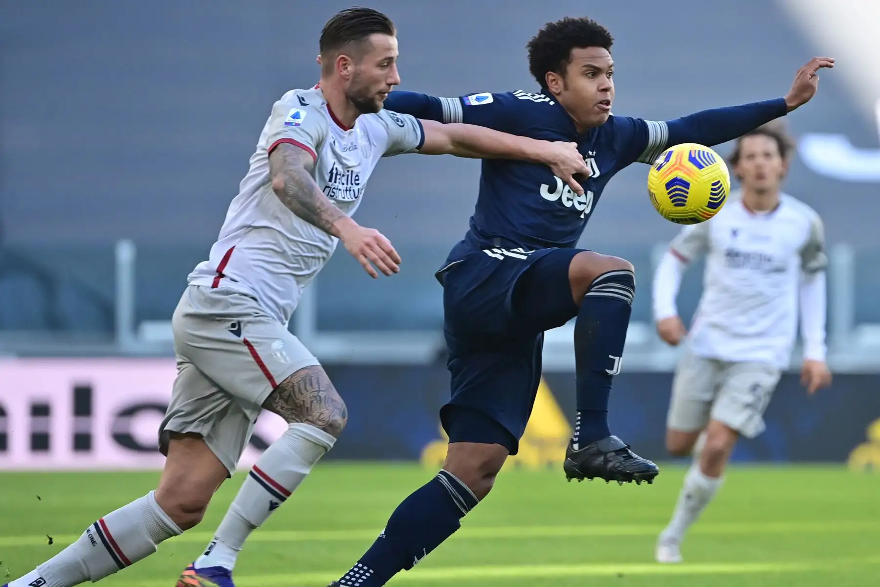 El centrocampista estadounidense de la Juventus Weston McKennie y el defensor holandés de Bolonia Mitchell Dijks van por el balón durante el partido de fútbol de la Serie A italiana Juventus vs Bolonia en el estadio de la Juventus de Turín. 
Foto: AFP