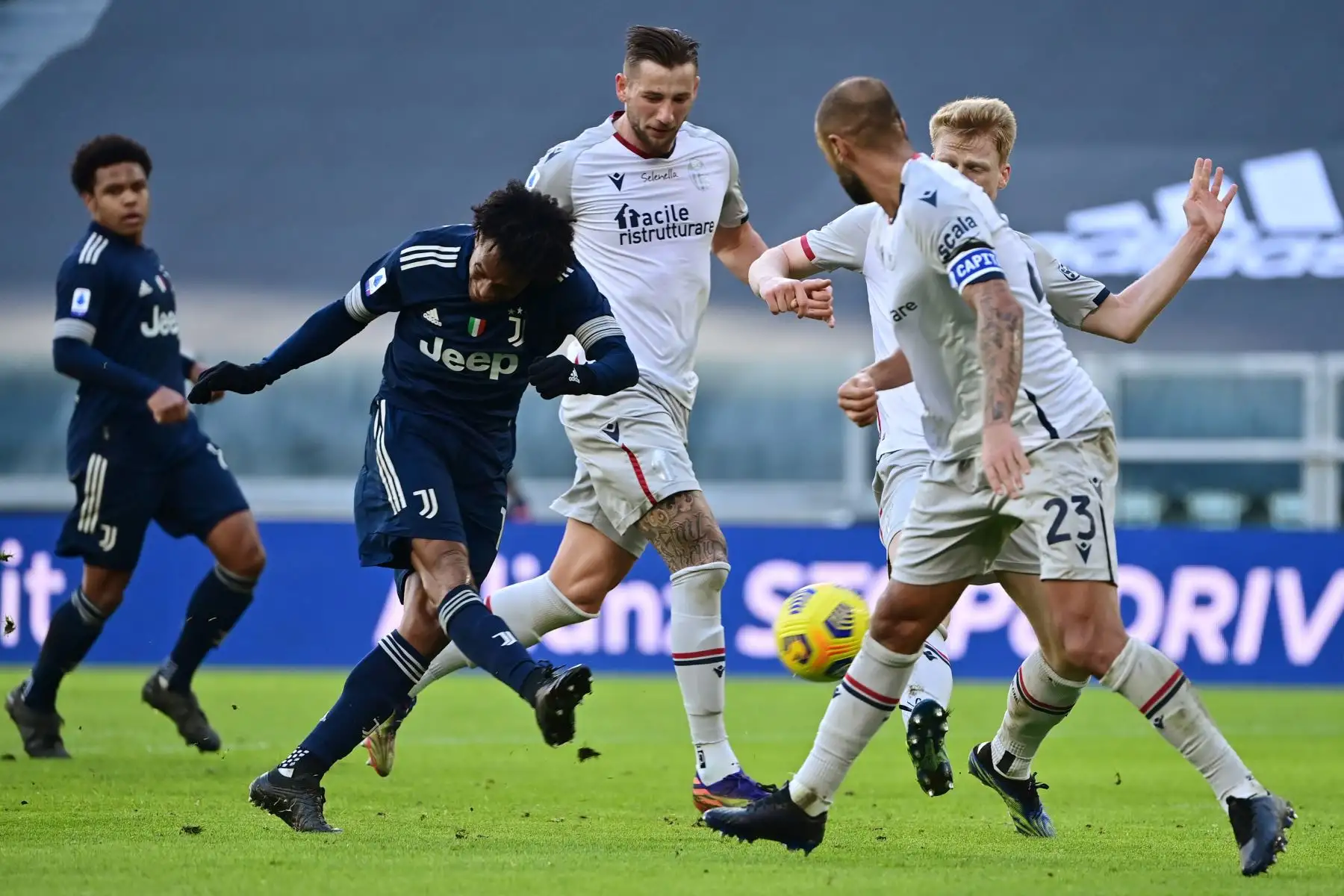 El centrocampista colombiano de la Juventus Juan Cuadrado dispara a portería durante el partido de fútbol de la Serie A italiana Juventus vs Bologna en el estadio de la Juventus en Turín. 
Foto: AFP
