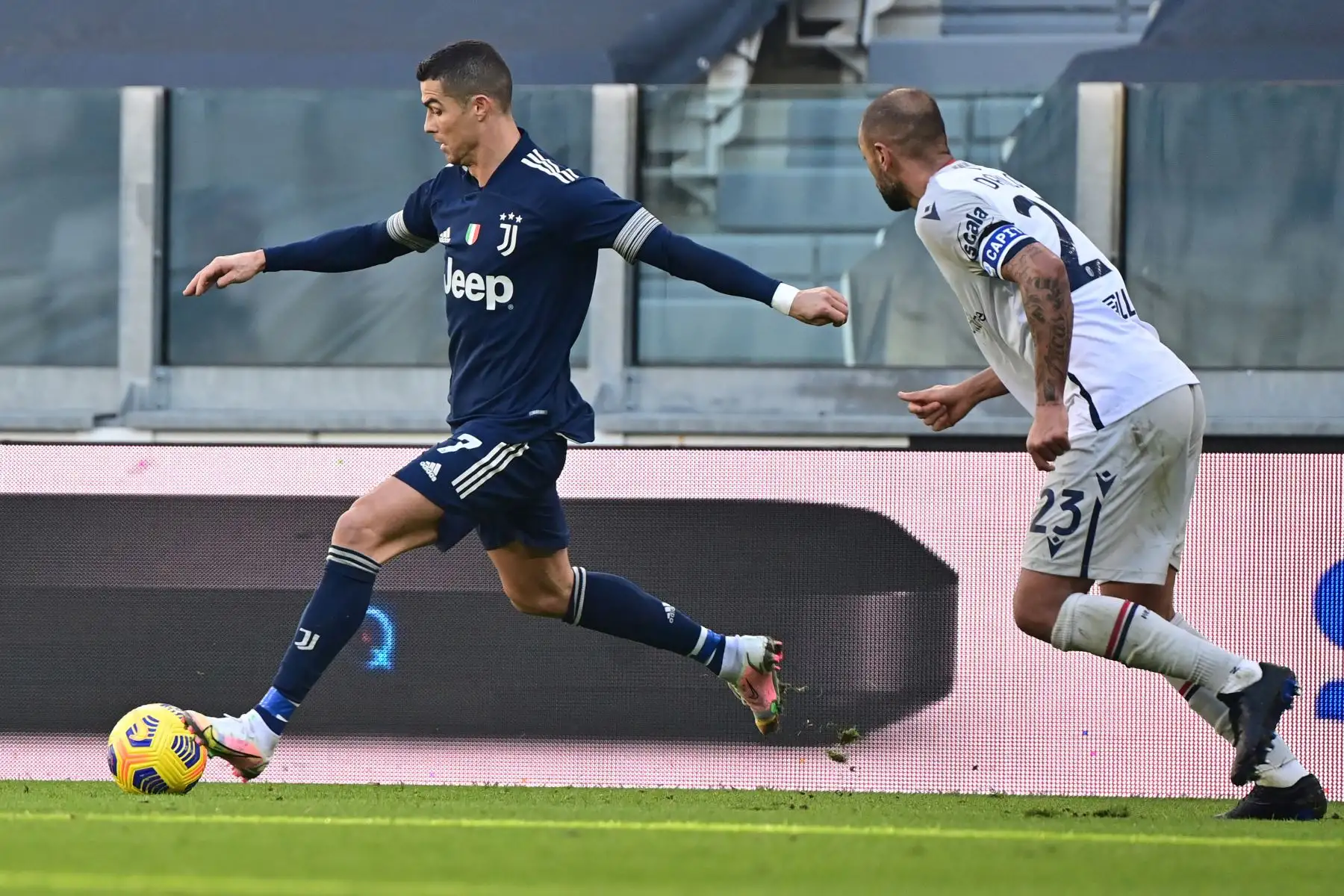El delantero portugués de la Juventus, Cristiano Ronaldo, desafía al defensor brasileño de Bolonia Danilo durante el partido de fútbol de la Serie A italiana Juventus vs Bologna en el estadio de la Juventus en Turín. 
Foto.  AFP
