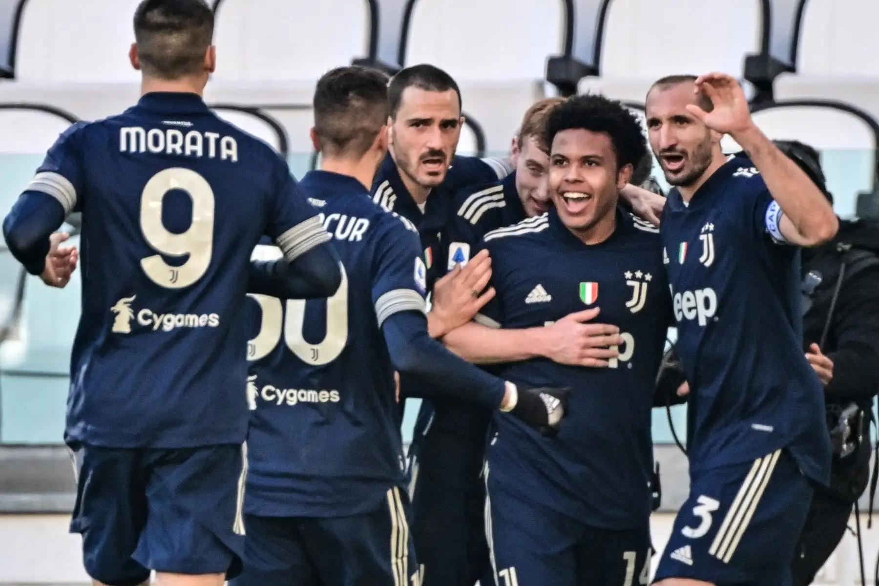 El centrocampista estadounidense de la Juventus Weston McKennie celebra tras anotar durante el partido de fútbol de la Serie A italiana Juventus vs Bologna en el estadio de la Juventus en Turín. 
Foto: AFP