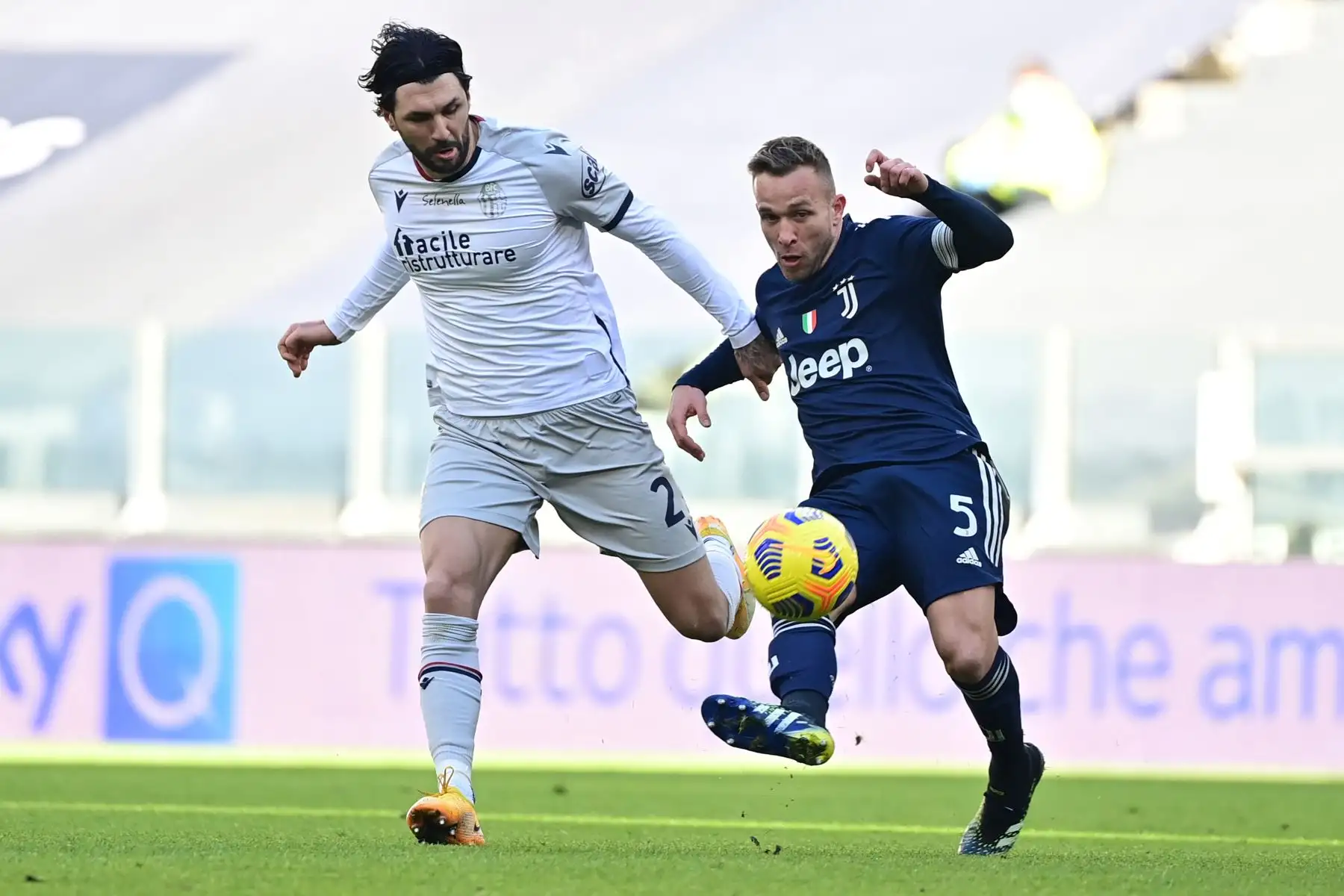El centrocampista brasileño de la Juventus Arthur pasa el balón bajo la presión del centrocampista italiano Roberto Soriano del Bolonia durante el partido de fútbol de la Serie A italiana Juventus vs Bolonia el  en el estadio de la Juventus de Turín. 
Foto: AFP