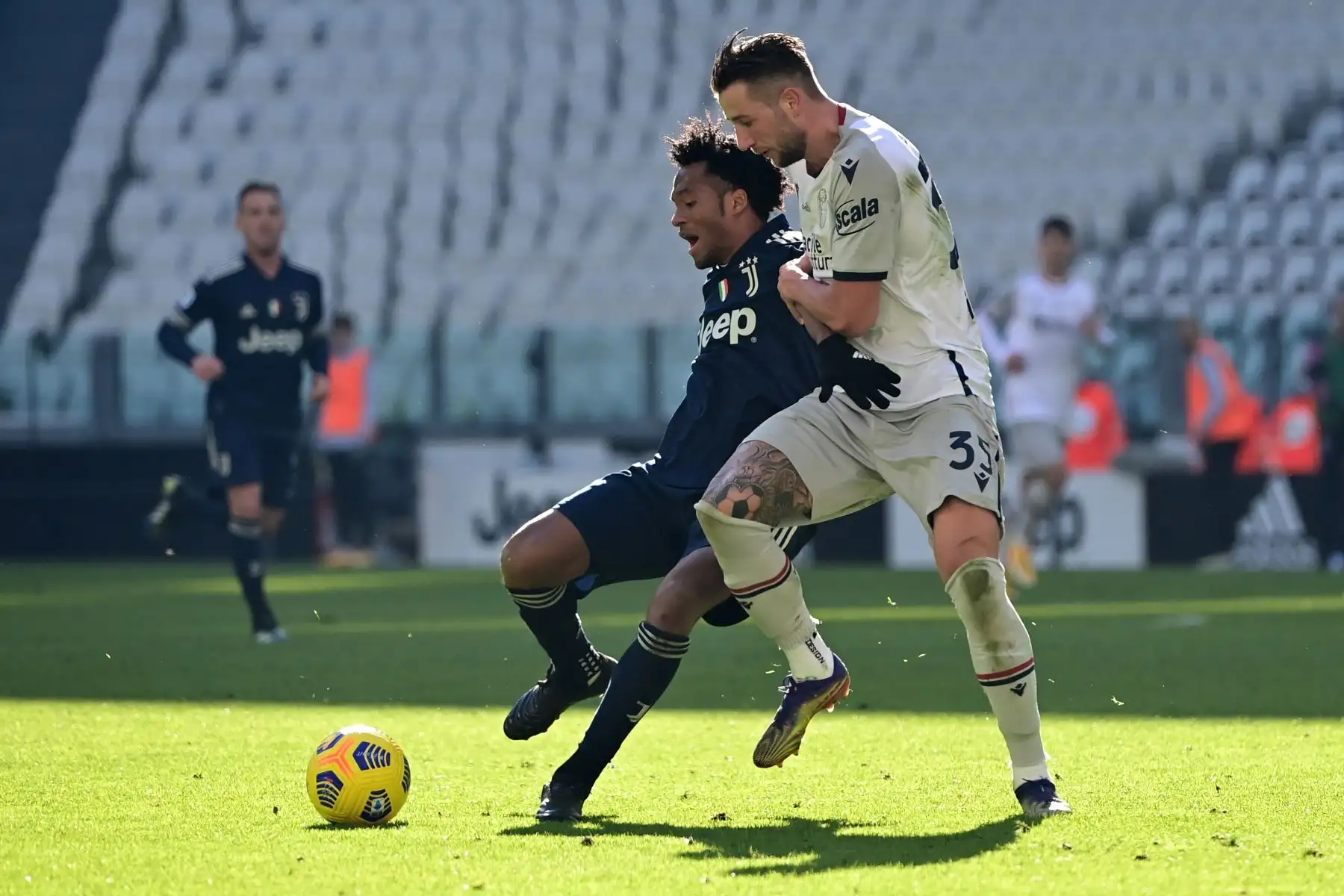 El centrocampista colombiano de la Juventus Juan Cuadrado y el defensor holandés de Bolonia Mitchell Dijks van a por el balón durante el partido de fútbol de la Serie A italiana Juventus vs Bolonia en el estadio de la Juventus de Turín. 
Foto: AFP