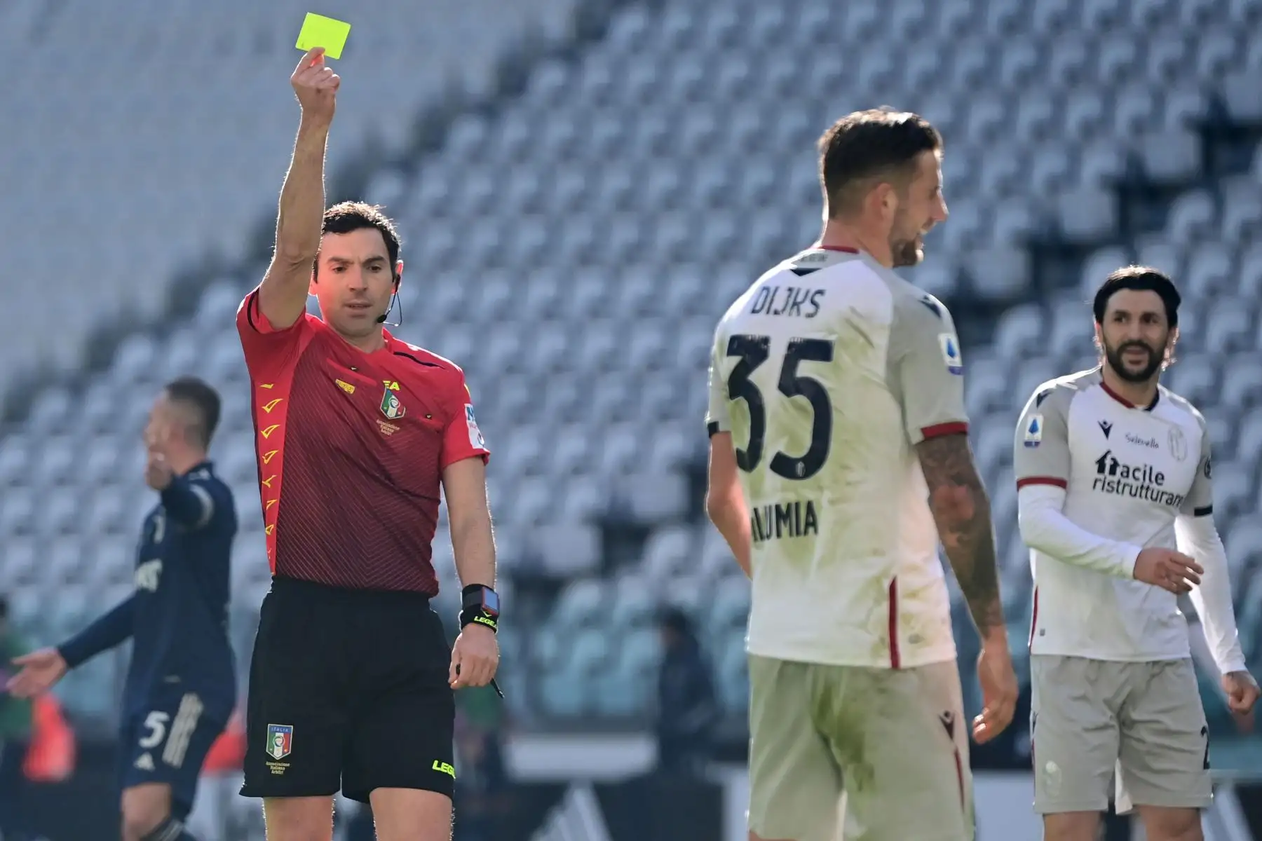 El árbitro italiano Juan Luca Sacchi da una tarjeta amarilla al defensor holandés de Bolonia Mitchell Dijks durante el partido de fútbol de la Serie A italiana Juventus vs Bolonia  en el estadio de la Juventus de Turín. 
Foto: AFP