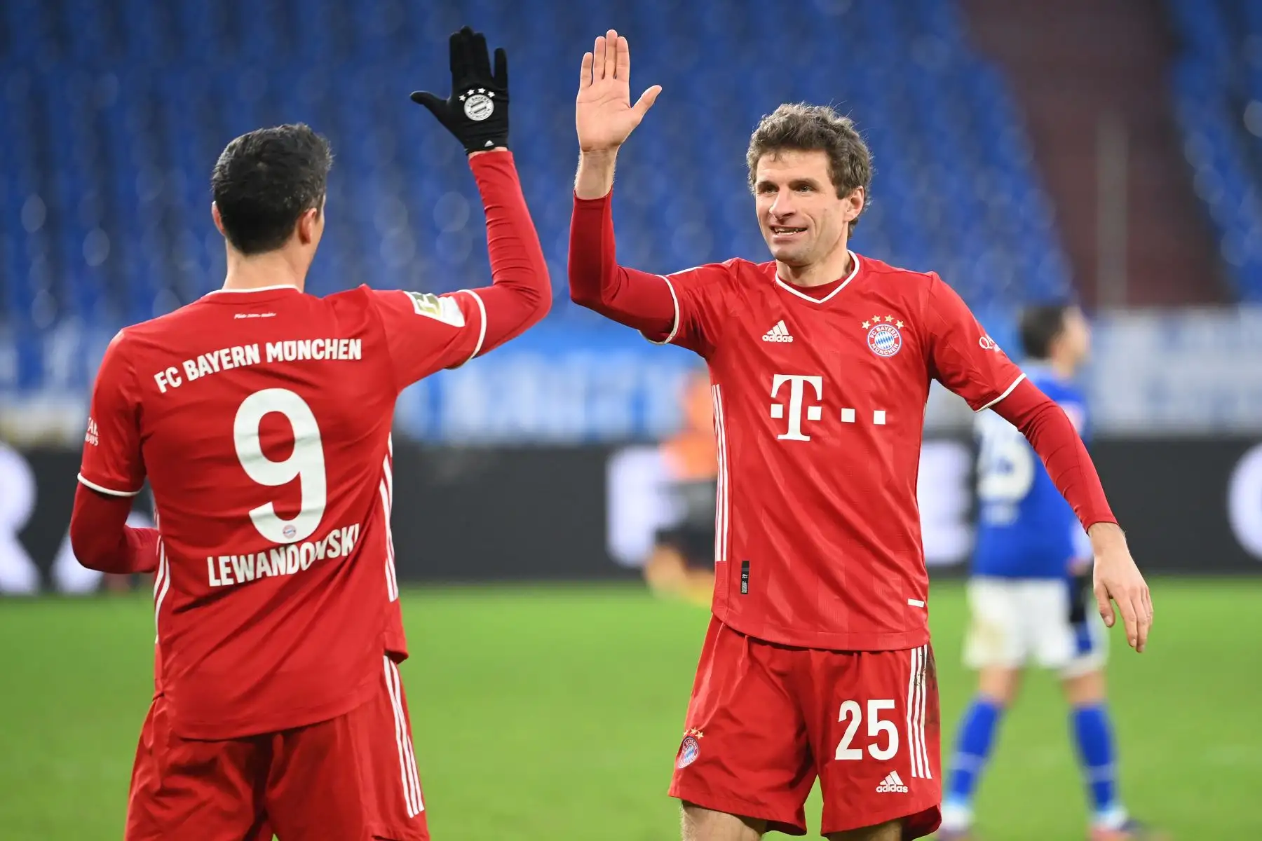 El delantero polaco del Bayern Múnich Robert Lewandowski celebra el gol del 0-2 con su compañero de equipo, el delantero alemán del Bayern Múnich Thomas Mueller durante el partido de fútbol de la Bundesliga de primera división alemana Schalke 04 v FC Bayern Múnich en Gelsenkirchen, Alemania occidental. 
Foto.: AFP