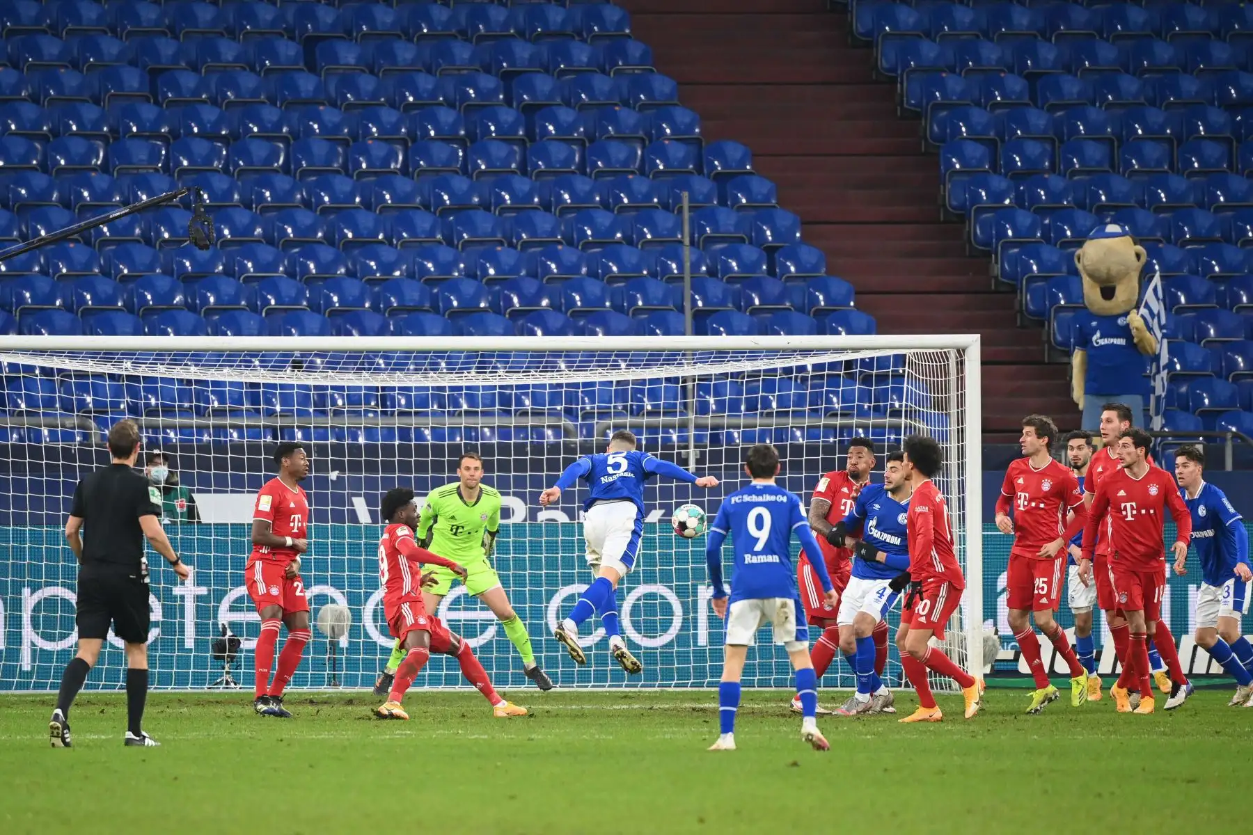 El defensor serbio del Schalke Matija Nastasic intenta anotar durante el partido de fútbol de la Bundesliga de primera división alemana Schalke 04 v FC Bayern Munich en Gelsenkirchen, en el oeste de Alemania.
Foto: AFP