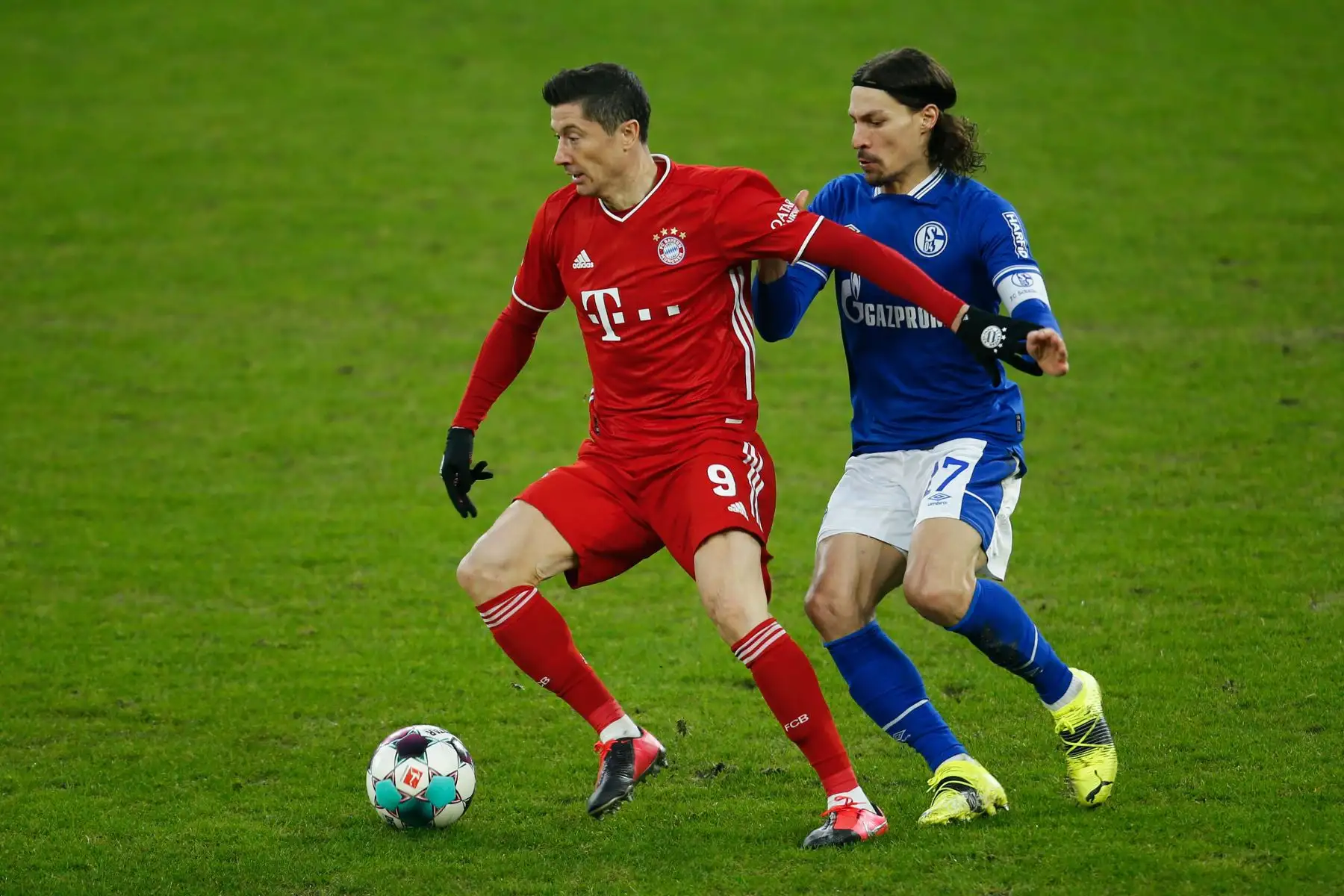 El delantero polaco del Bayern Munich Robert Lewandowski y el centrocampista francés del Schalke, Benjamin Stambouli, disputan el balón durante el partido de fútbol de la Bundesliga de primera división alemana Schalke 04 v FC Bayern Munich en Gelsenkirchen, Alemania occidental.
Foto: AFP