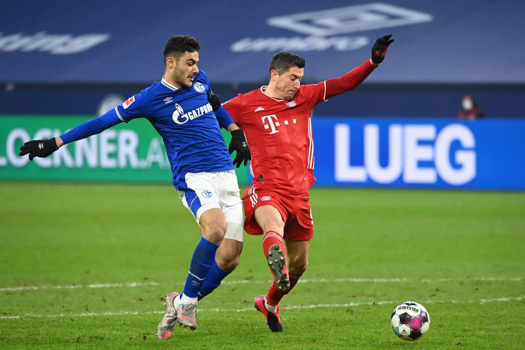 El defensor turco del Schalke Ozan Kabak  y el delantero polaco del Bayern Múnich Robert Lewandowski compiten por el balón durante el partido de fútbol de la Bundesliga de primera división alemana Schalke 04 v FC Bayern Munich en Gelsenkirchen, Alemania occidental.
Foto:  AFP