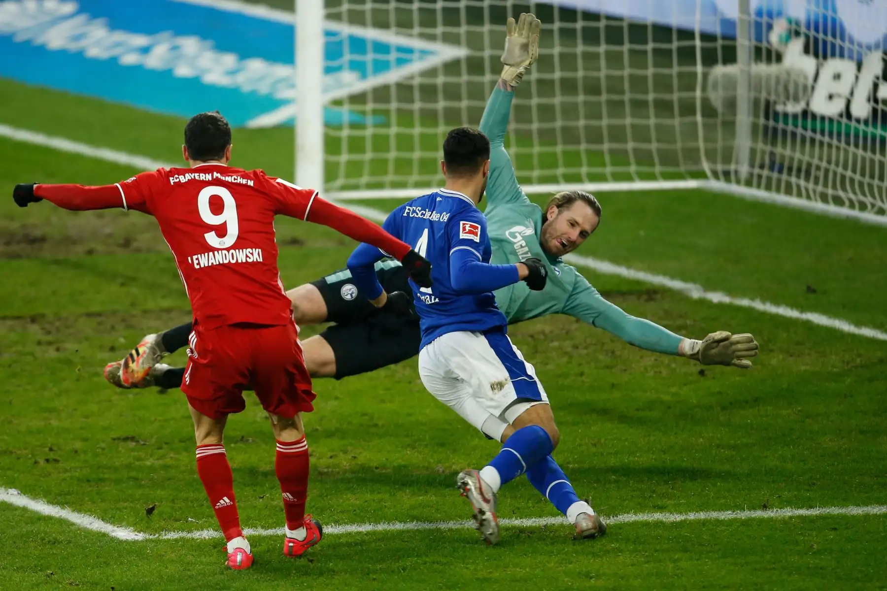 El delantero polaco del Bayern de Múnich, Robert Lewandowski, marca el gol de 0-2 durante el partido de fútbol de la primera división de la Bundesliga alemana Schalke 04 contra el FC Bayern de Múnich en Gelsenkirchen, Alemania occidental.
Foto: AFP
