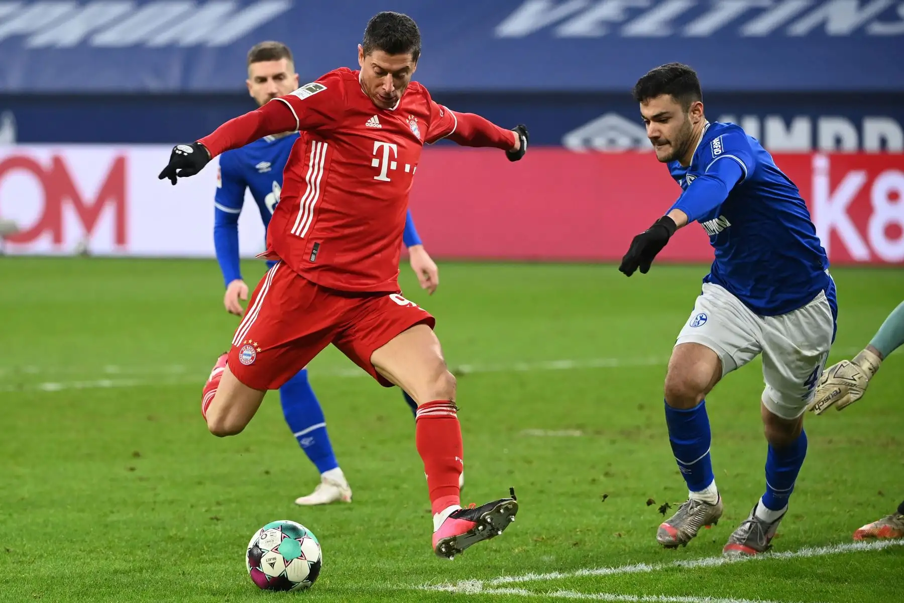 El delantero polaco del Bayern de Múnich Robert Lewandowski marca el 0-2 durante el partido de fútbol de la Bundesliga de primera división alemana Schalke 04 v FC Bayern Munich en Gelsenkirchen, Alemania occidental.
Foto: AFP