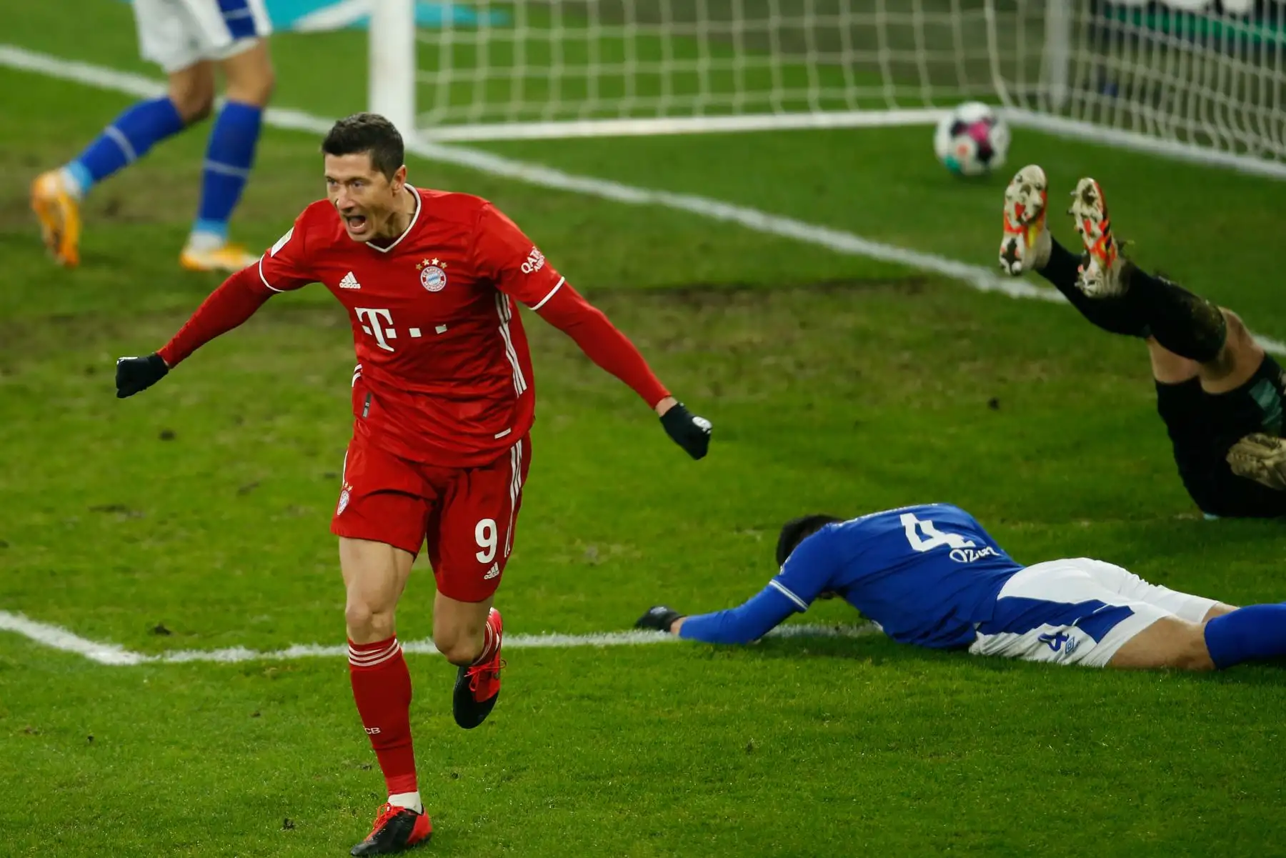 El delantero polaco del Bayern de Múnich, Robert Lewandowski, celebra el 0-2 durante el partido de fútbol de la primera división de la Bundesliga alemana Schalke 04 contra el FC Bayern de Múnich en Gelsenkirchen, Alemania occidental.
Foto: AFP