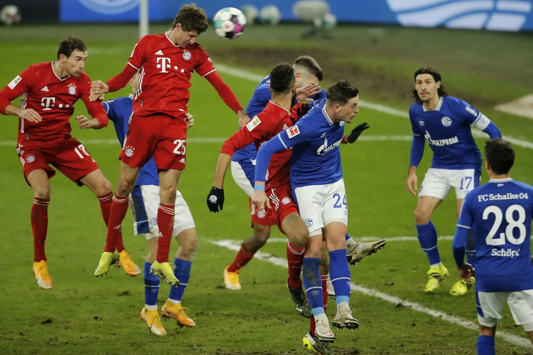 Thomas Mueller del Bayern anota el tercer gol de su equipo durante el partido de fútbol de la Bundesliga alemana entre el FC Schalke 04 y el FC Bayern de Múnich en Gelsenkirchen, Alemania.
Foto: EFE