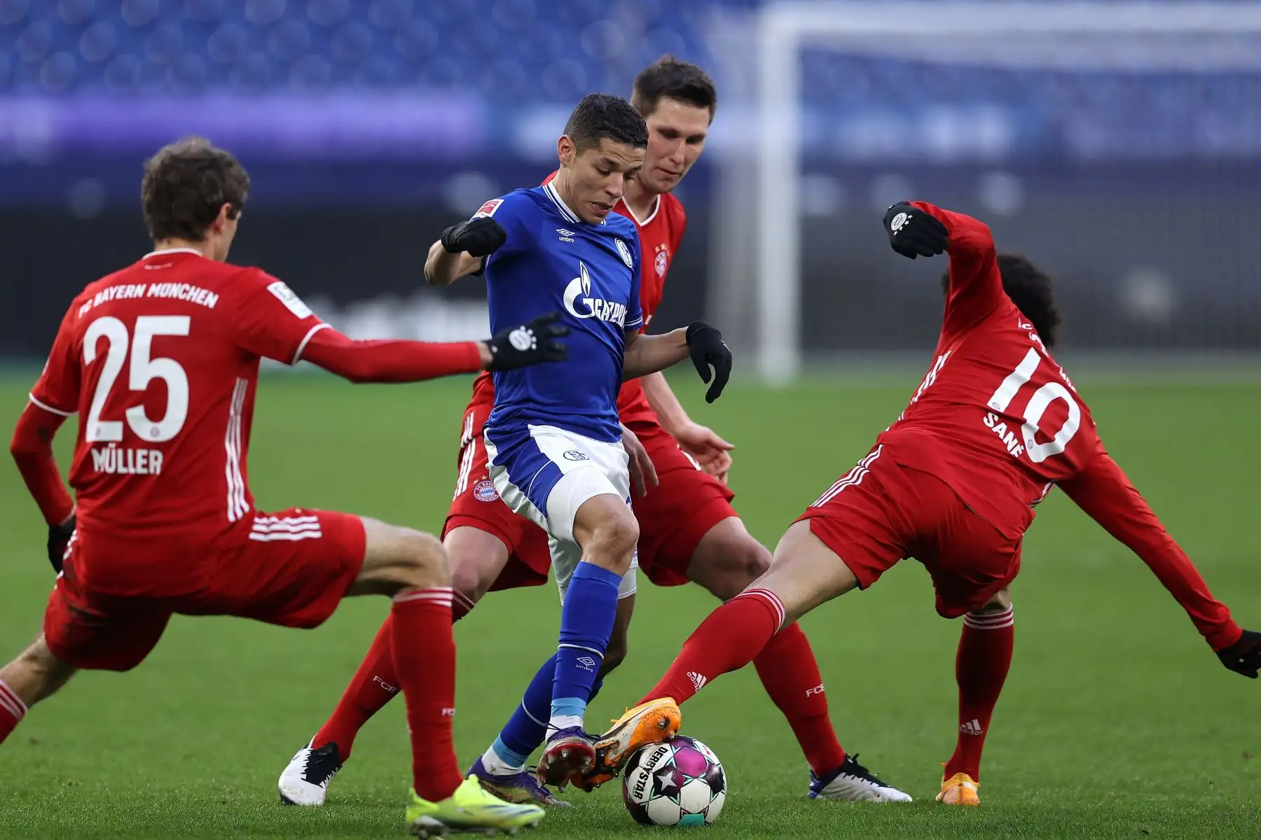 Amine Harit del FC Schalke 04 busca superar Thomas Muller, Niklas Sule y Leroy Sane del Bayern de Múnich durante el partido de fútbol de la Bundesliga alemana entre el FC Schalke 04 y el FC Bayern de Múnich.
Foto: EFE