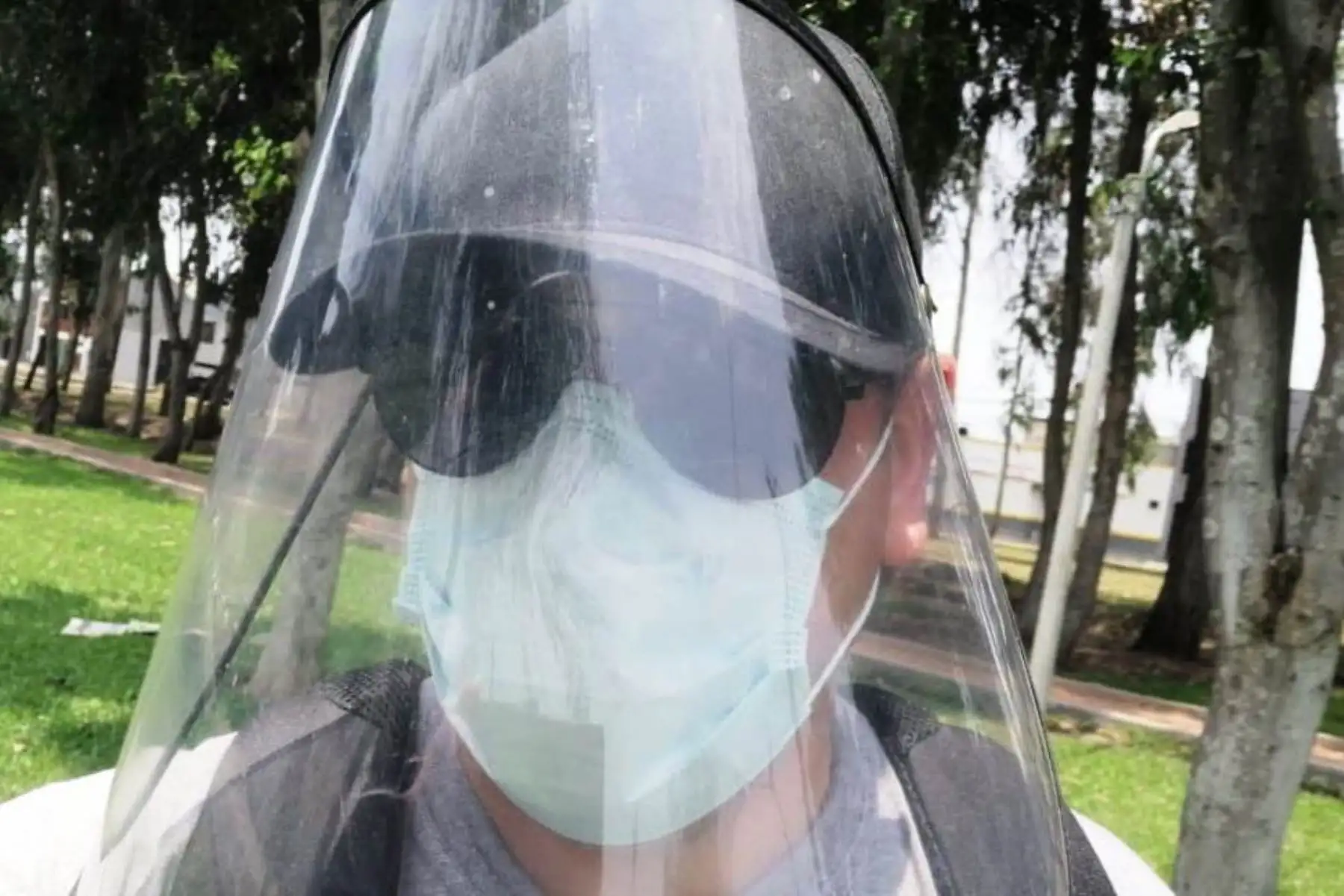 INO recomienda uso de lentes con filtros de protección UV así se lleve escudo facial. Foto: ANDINA/Difusión.