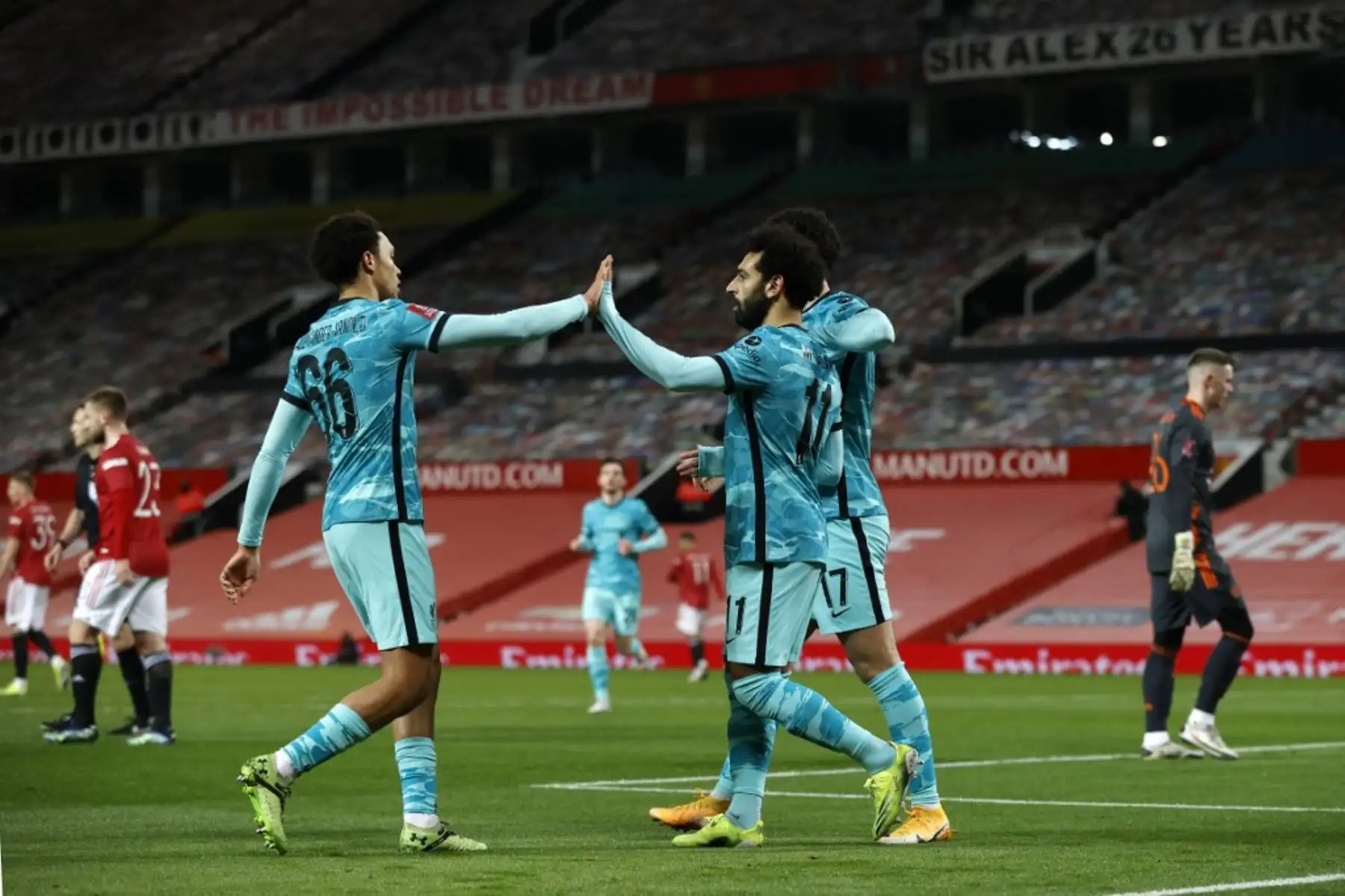 El centrocampista egipcio del Liverpool Mohamed Salah celebra anotar el primer gol de su equipo con el defensor inglés del Liverpool Trent Alexander-Arnold durante la cuarta ronda de la Copa FA inglesa del partido de fútbol entre el Manchester United y el Liverpool en Old Trafford en Manchester. Foto: AFP