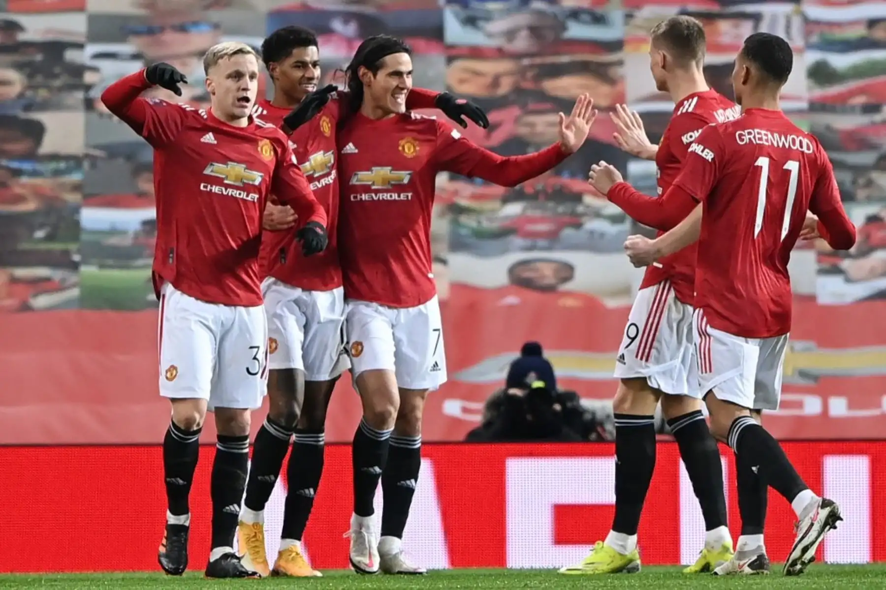 El delantero inglés del Manchester United, Marcus Rashford (2 ° por la izquierda), celebra con sus compañeros de equipo después de anotar su segundo gol durante el partido de fútbol de cuarta ronda de la Copa FA inglesa entre Manchester United y Liverpool en Old Trafford en Manchester, noroeste de Inglaterra. Foto: AFP