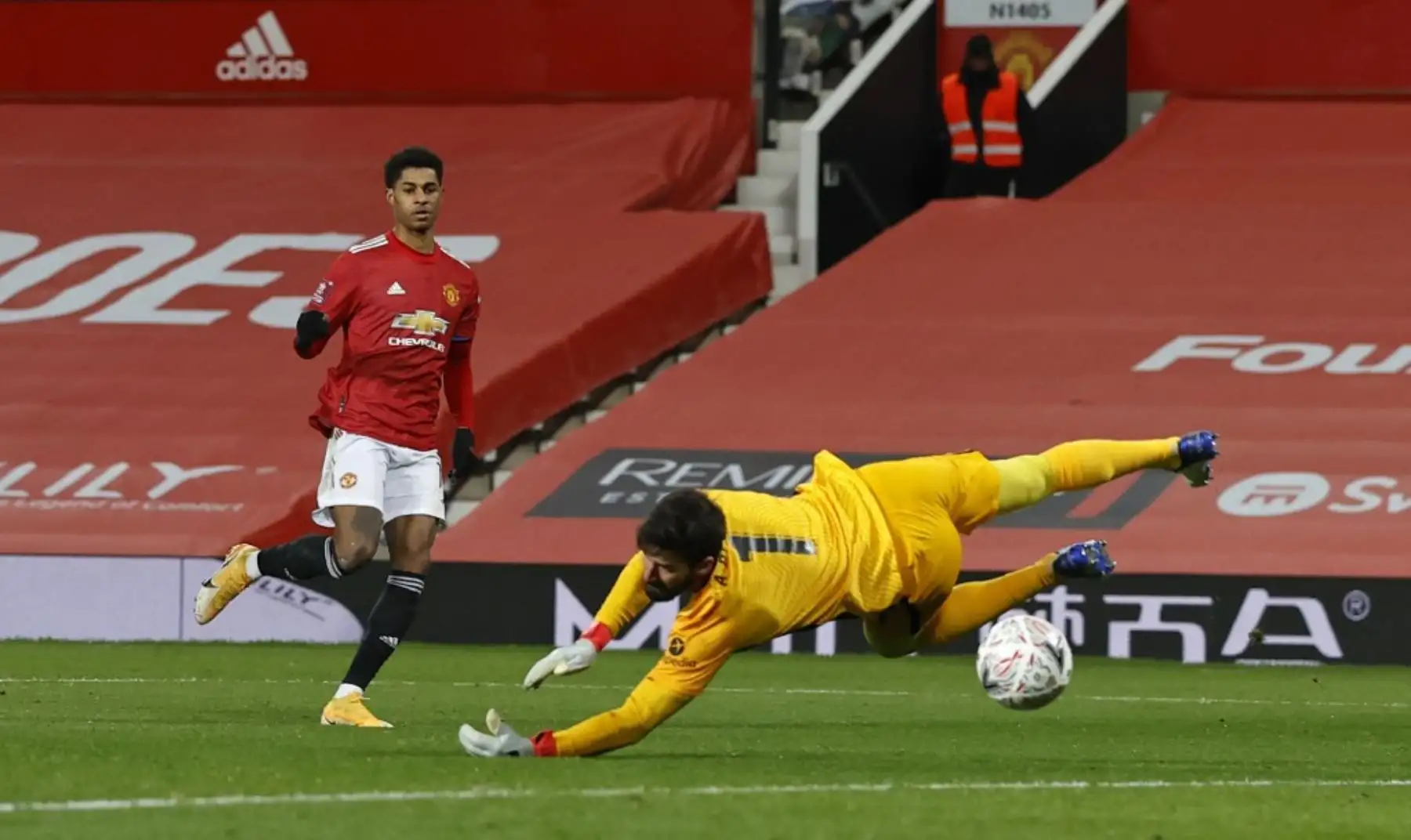 El delantero inglés del Manchester United Marcus Rashford (L) dispara para anotar su segundo gol más allá del portero brasileño del Liverpool Alisson Becker (R) durante la cuarta ronda de la Copa FA inglesa entre el Manchester United y el Liverpool en Old Trafford en Manchester, noroeste de Inglaterra. Foto: AFP