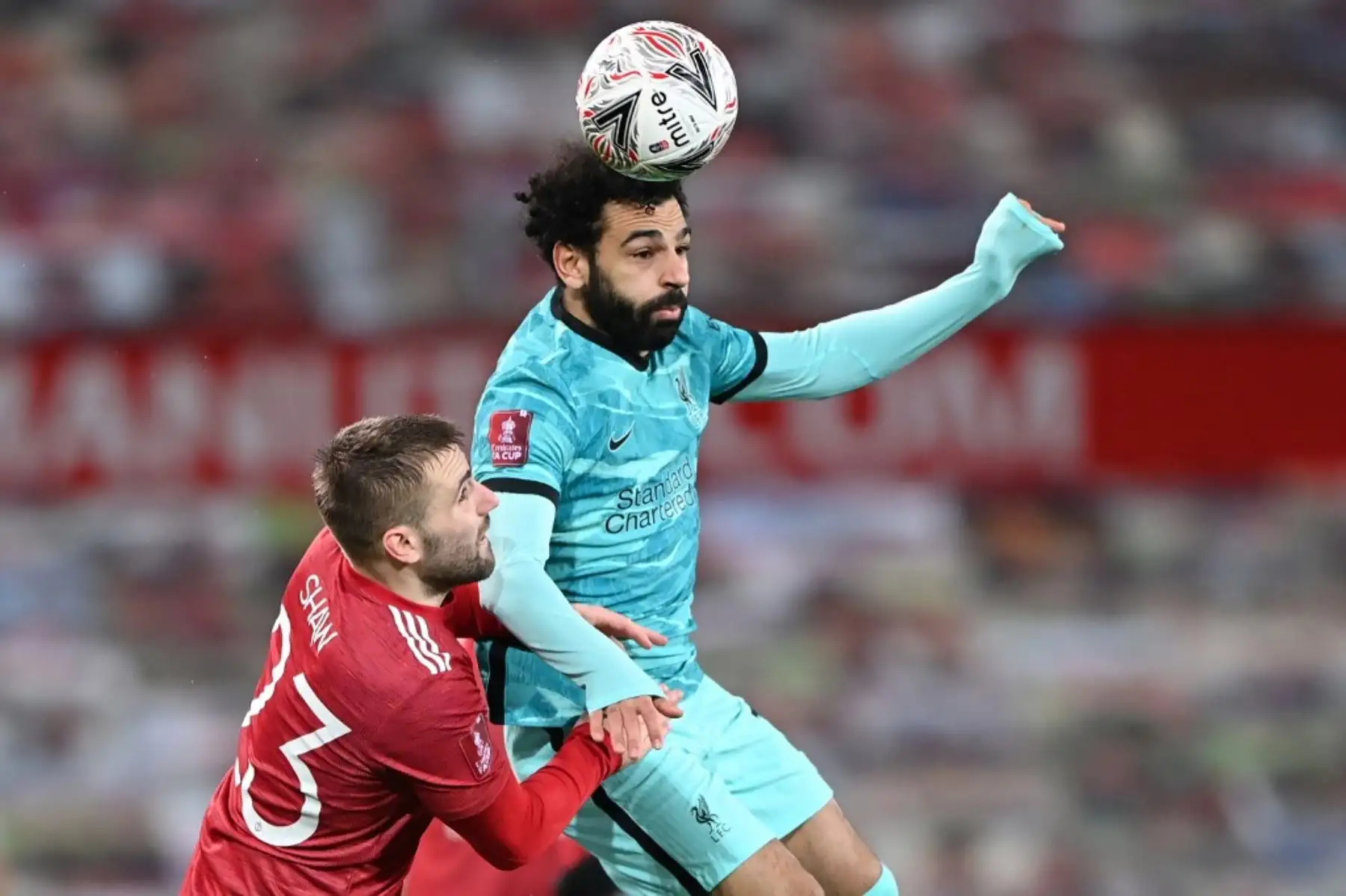 El centrocampista egipcio del Liverpool Mohamed Salah (R) compite con el defensor inglés del Manchester United Luke Shaw (L) durante el partido de fútbol de cuarta ronda de la Copa FA inglesa entre Manchester United y Liverpool en Old Trafford en Manchester, noroeste de Inglaterra. Foto: AFP