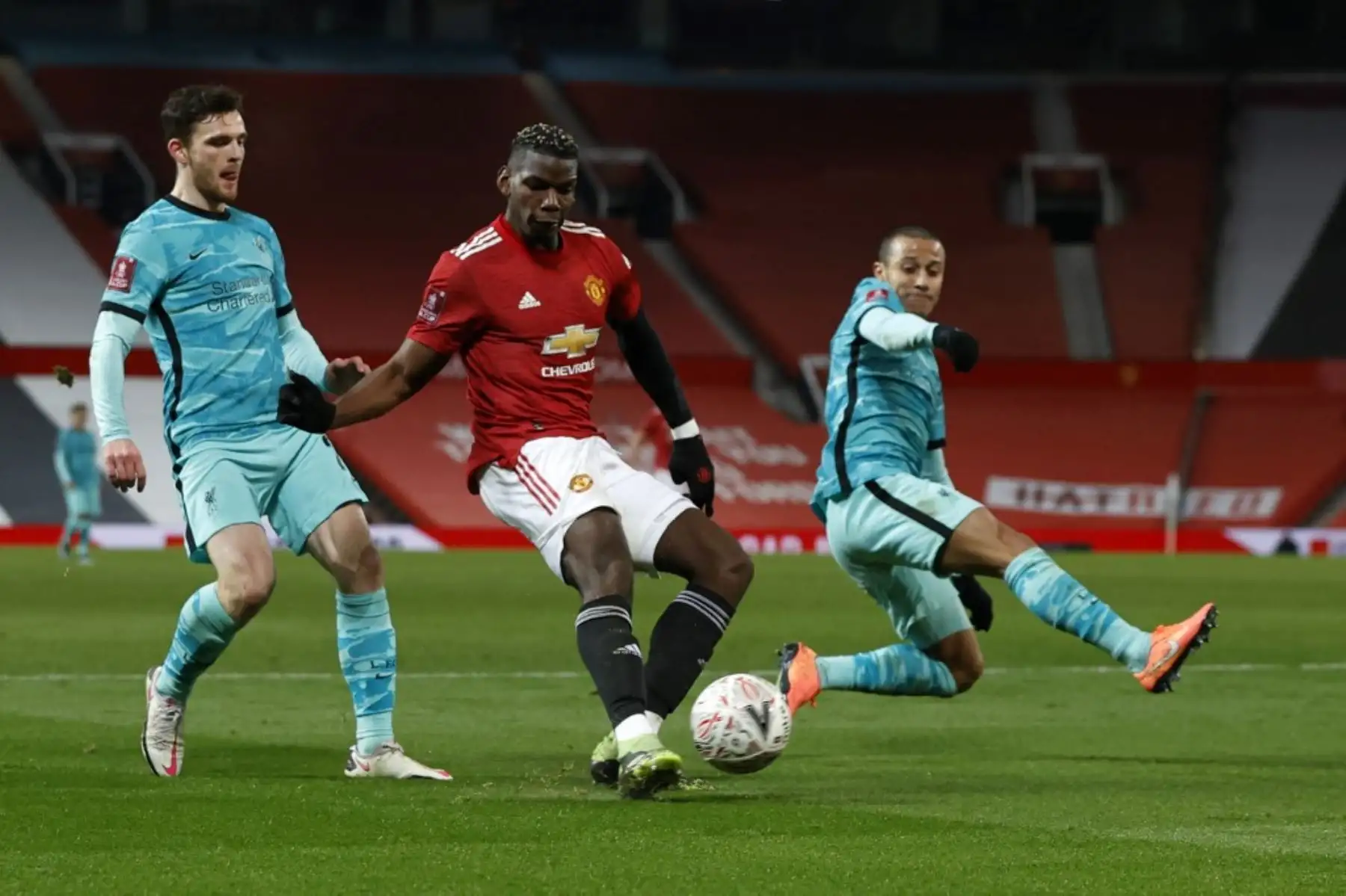 El centrocampista francés del Manchester United Paul Pogba (C) tiene un disparo a portería durante el partido de fútbol de cuarta ronda de la Copa FA inglesa entre Manchester United y Liverpool en Old Trafford en Manchester, noroeste de Inglaterra. Foto: AFP