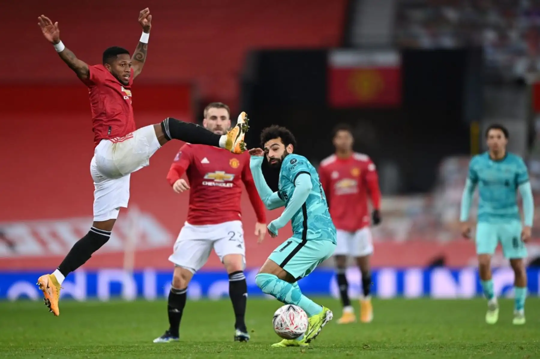 El centrocampista Mohamed Salah tiene un disparo a portería durante el partido de fútbol de cuarta ronda de la Copa FA inglesa entre Manchester United y Liverpool en Old Trafford en Manchester, noroeste de Inglaterra. Foto: AFP