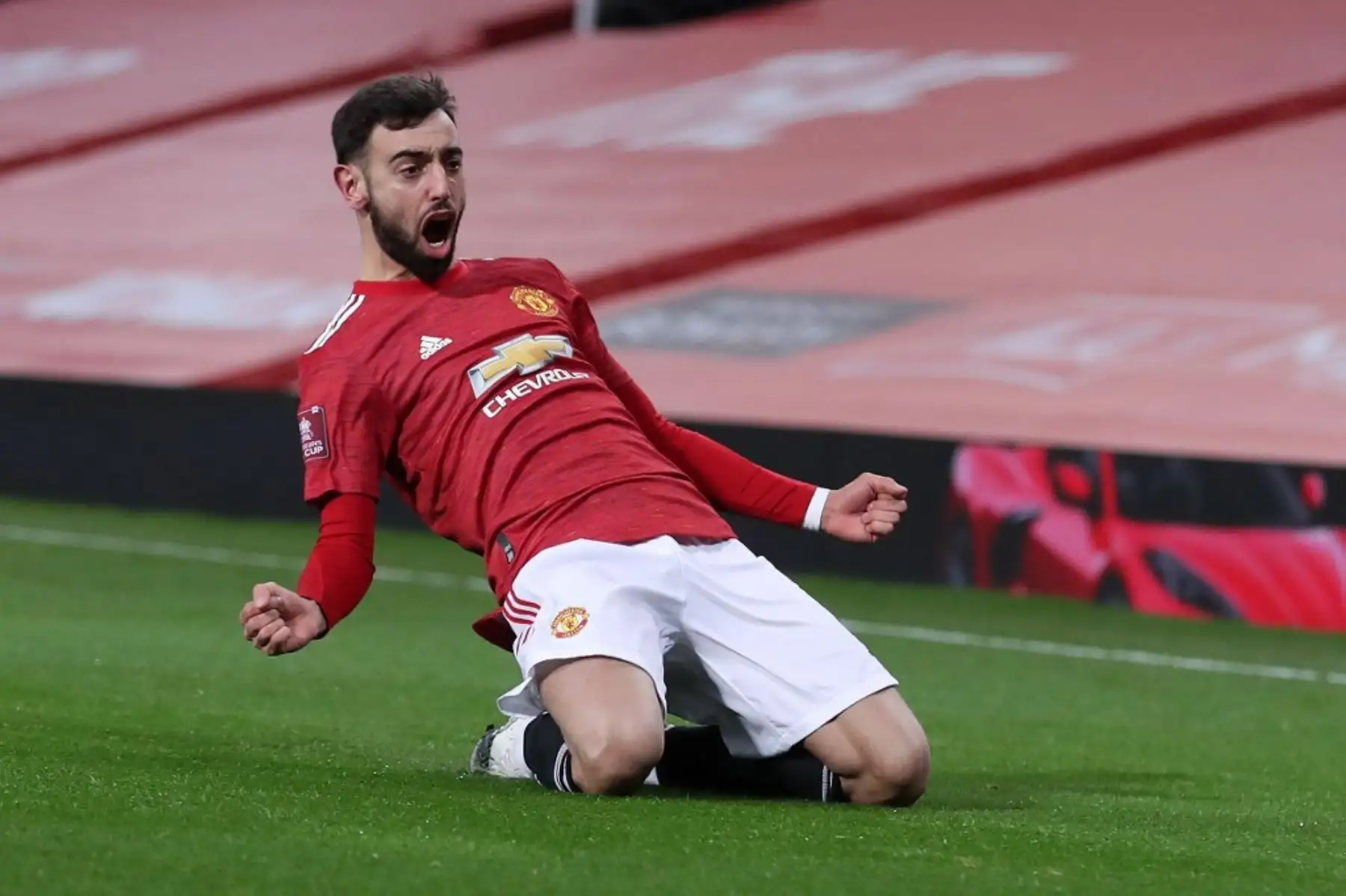 El centrocampista portugués del Manchester United Bruno Fernandes celebra anotar el tercer gol de su equipo durante el partido de fútbol de cuarta ronda de la Copa FA inglesa entre Manchester United y Liverpool en Old Trafford en Manchester, noroeste de Inglaterra. Foto: AFP