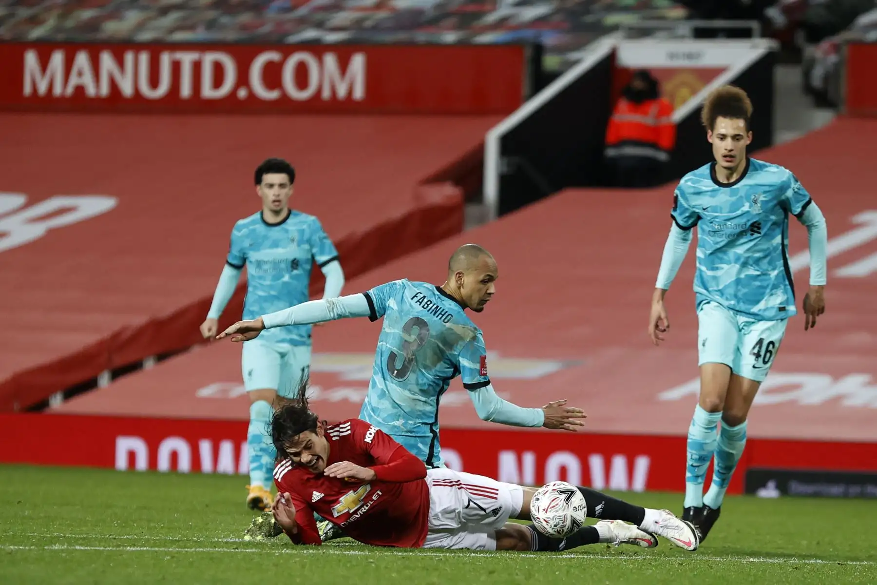 El centrocampista brasileño del Liverpool Fabinho (C) comete una falta al delantero uruguayo del Manchester United Edinson Cavani (abajo) que conduce al tiro libre ganador del partido durante la cuarta ronda de la Copa FA inglesa entre el Manchester United y el Liverpool en Old Trafford en Manchester, noroeste de Inglaterra. Foto: AFP
