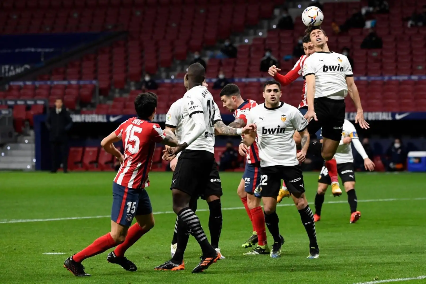 El defensor brasileño del Valencia Gabriel Paulista cabecea el balón durante el partido de fútbol de la liga española entre el Club Atlético de Madrid y el Valencia CF en el estadio Wanda Metropolitano de Madrid. Foto: AFP