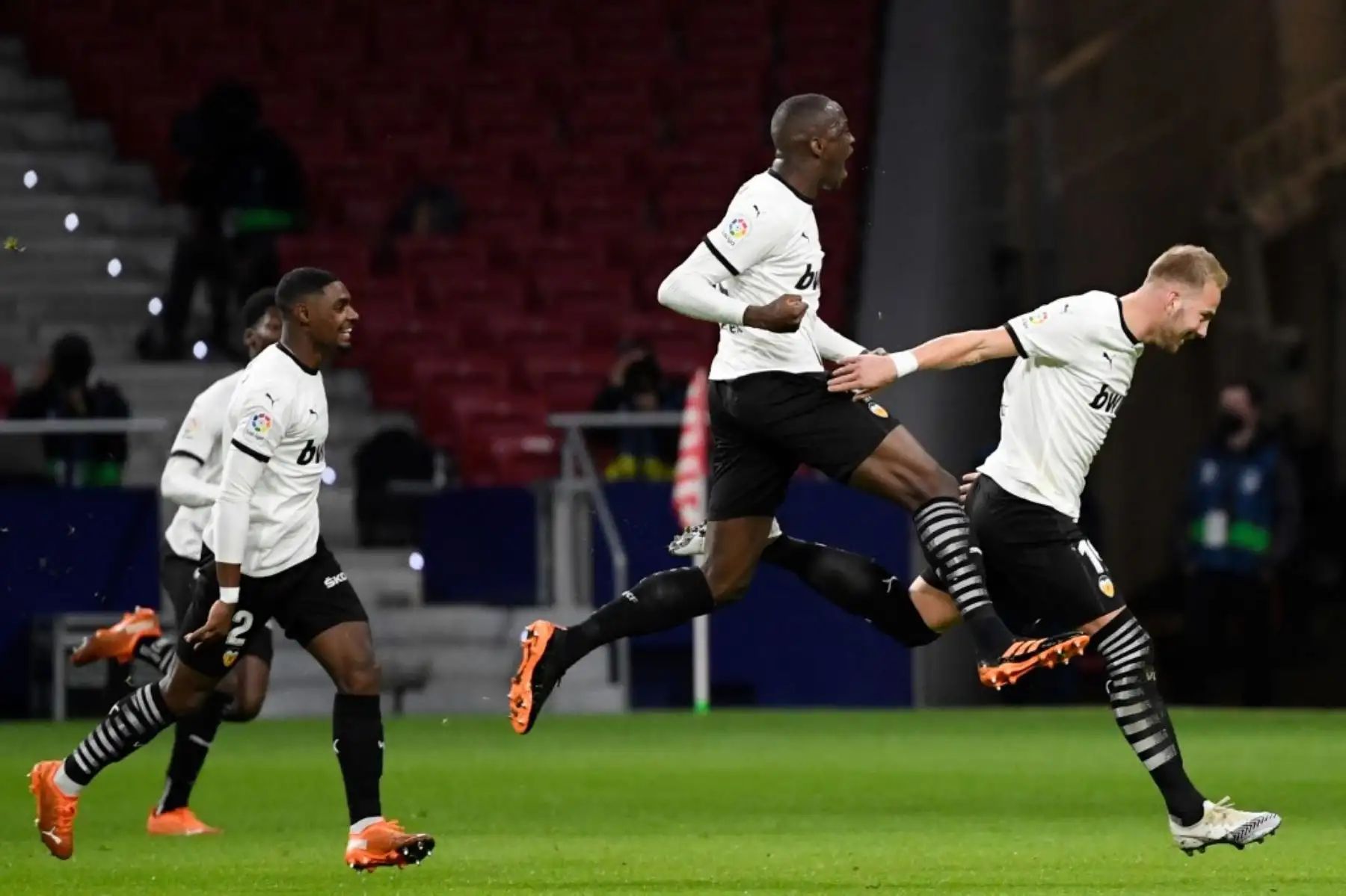 El centrocampista serbio del Valencia Uros Racic (R) celebra su gol durante el partido de fútbol de la liga española entre el Club Atlético de Madrid y el Valencia CF en el estadio Wanda Metropolitano de Madrid el 24 de enero de 2021. Foto: AFP