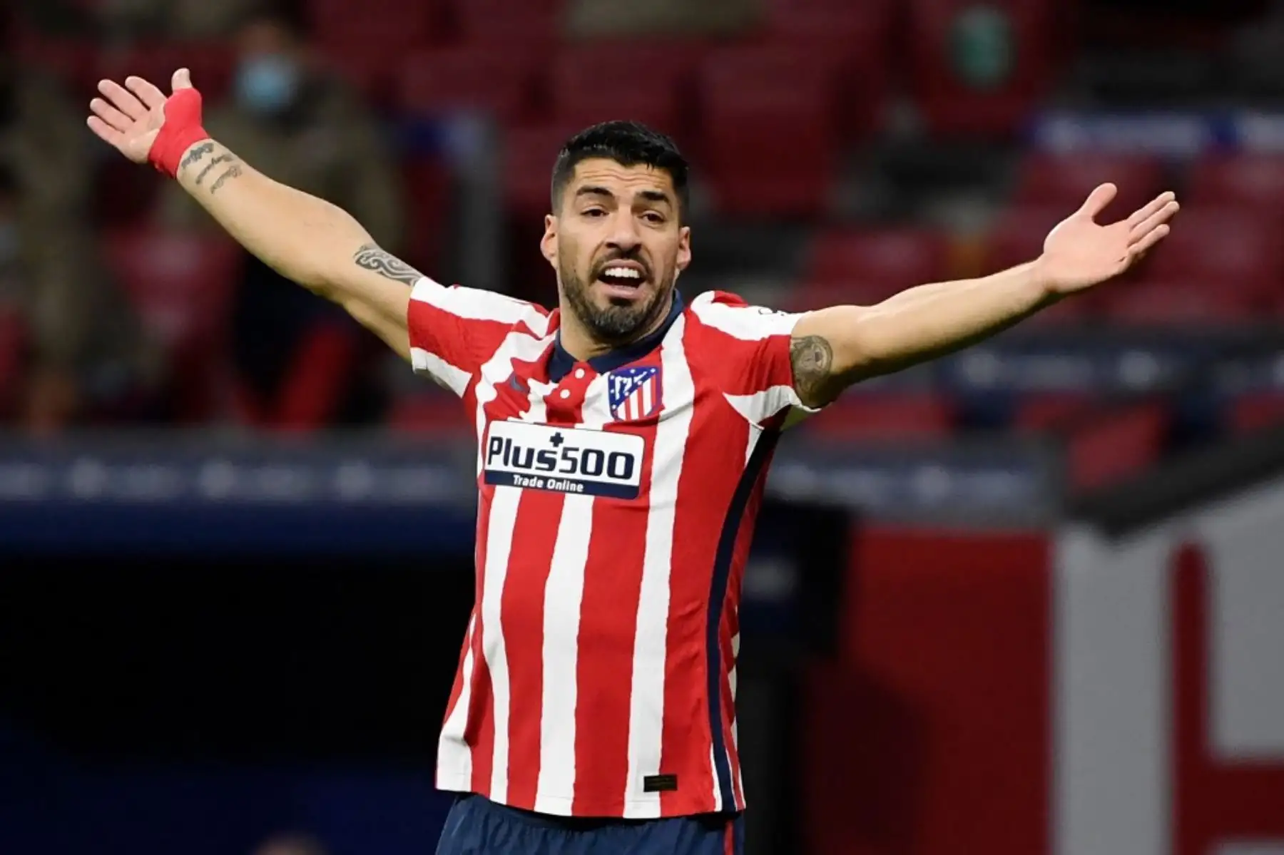El delantero uruguayo del Atlético de Madrid Luis Suárez gesticula durante el partido de fútbol de la liga española entre el Club Atlético de Madrid y el Valencia CF en el estadio Wanda Metropolitano de Madrid el 24 de enero de 2021. Foto: AFP