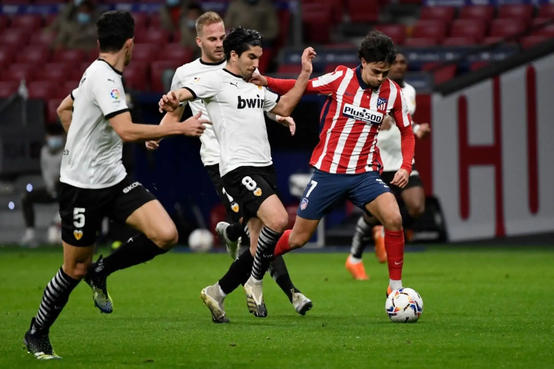 El centrocampista portugués del Atlético de Madrid Joao Félix (R) compite con el centrocampista español del Valencia Carlos Soler durante el partido de fútbol de la liga española entre el Club Atlético de Madrid y el Valencia CF en el estadio Wanda Metropolitano de Madrid el 24 de enero de 2021. Foto: AFP