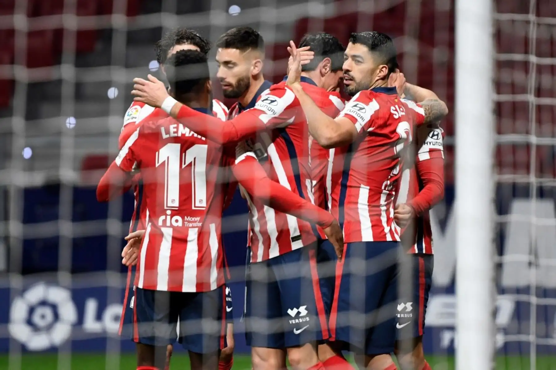 Los jugadores del Atlético celebran el gol del mediocampista portugués del Atlético de Madrid Joao Félix durante el partido de fútbol de la liga española entre el Club Atlético de Madrid y el Valencia CF en el estadio Wanda Metropolitano de Madrid. Foto: AFP