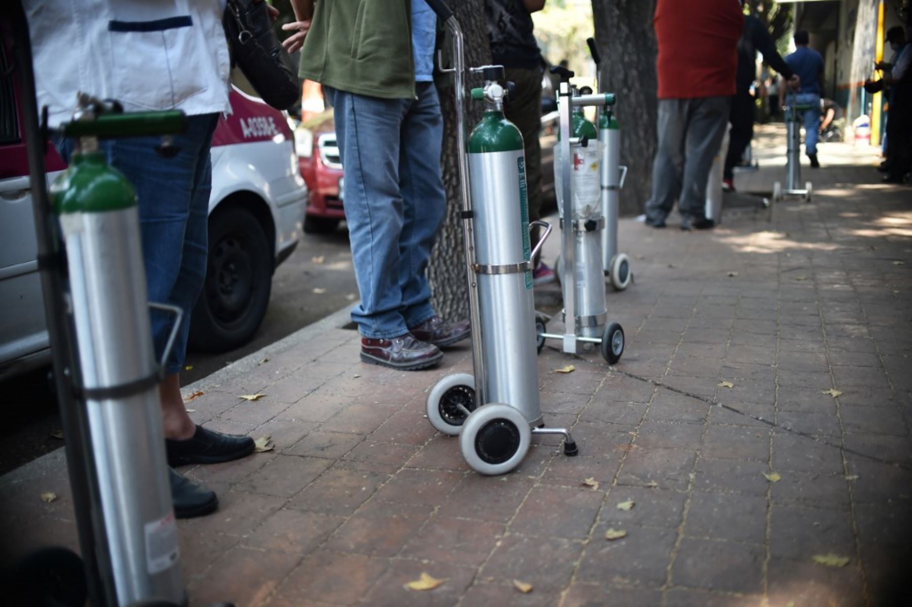 Personas hacen fila para rellenar los tanques de oxígeno en la Compañía Infra Medica en la Ciudad de México. Foto: AFP