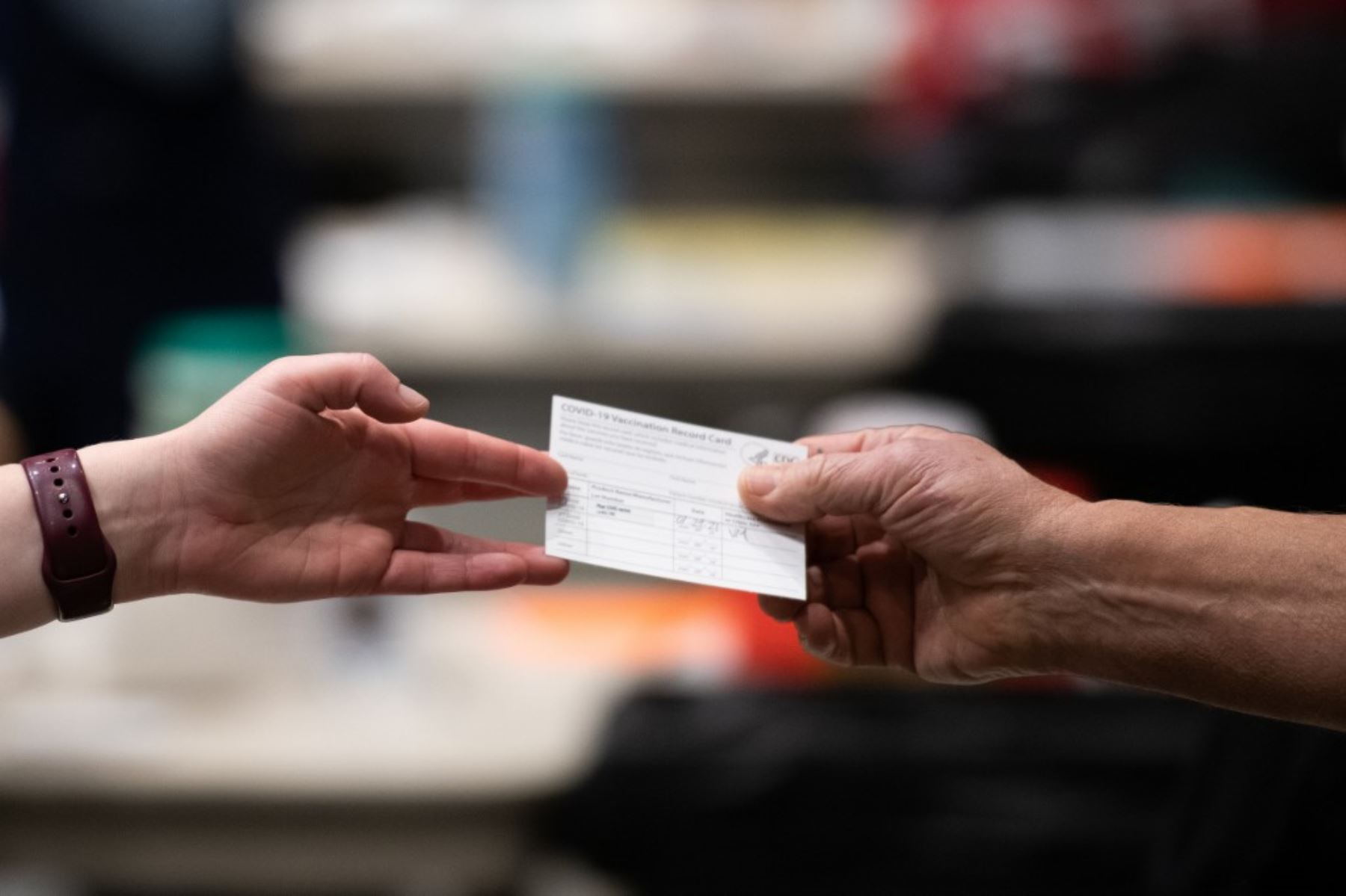 Un paciente recibe una tarjeta que muestra cuándo recibió su primera dosis de la vacuna Pfizer Covid-19 en el Amazon Meeting Center en el centro de Seattle, Washington. Foto: AFP