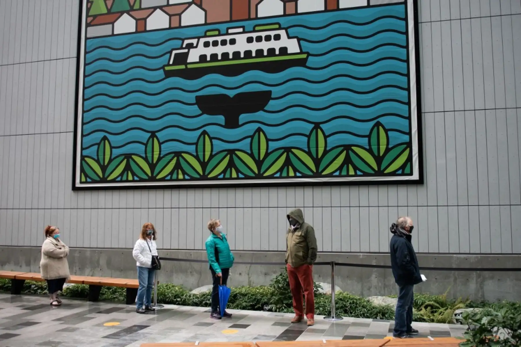 Los pacientes esperan en la fila para su cita de vacunación Covid-19 con Virginia Mason, en el Amazon Meeting Center en el centro de Seattle, Washington. Foto: AFP