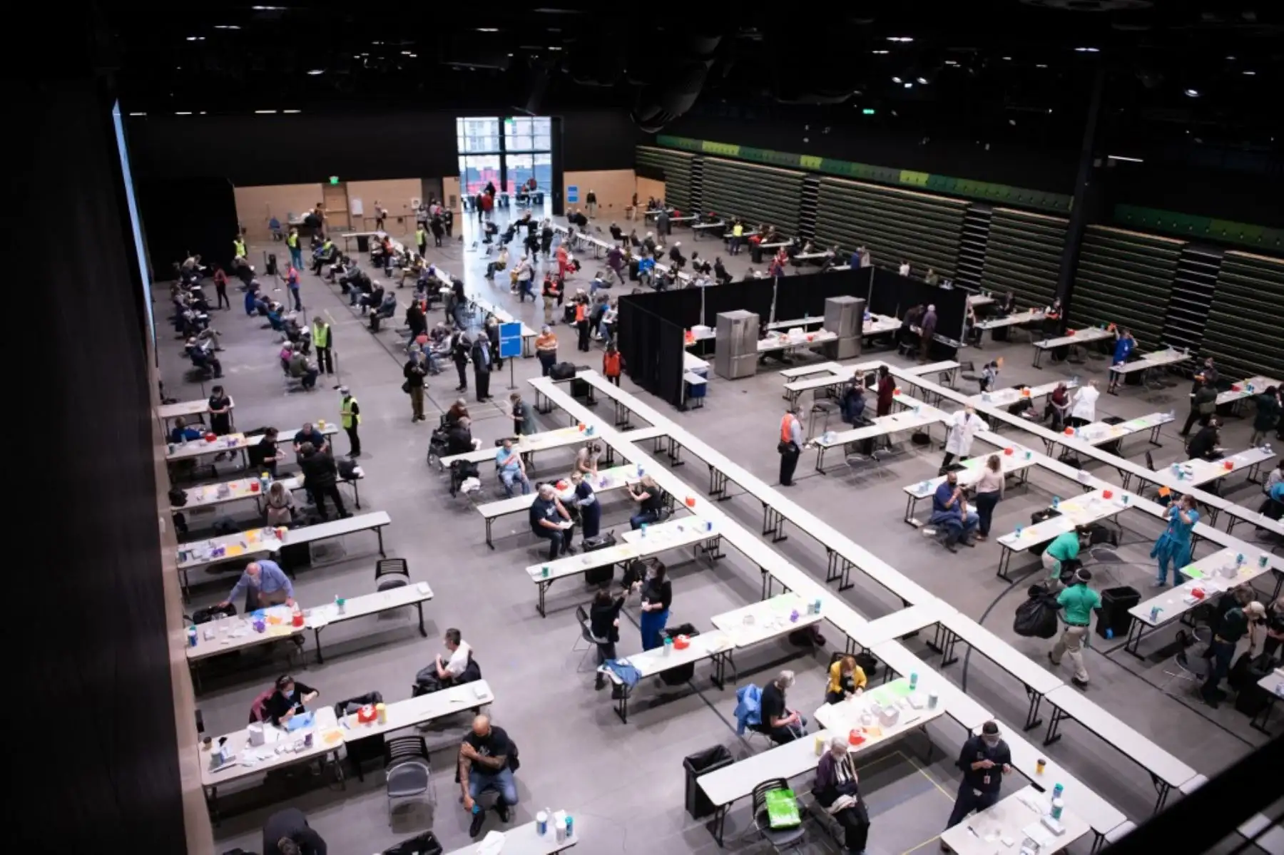 La red médica del área de Seattle, Virginia Mason, mantiene una clínica de vacunación Covid-19 en el Amazon Meeting Center que tenía como objetivo vacunar a 2000 personas ese día, en el centro de Seattle, Washington´. Foto: AFP