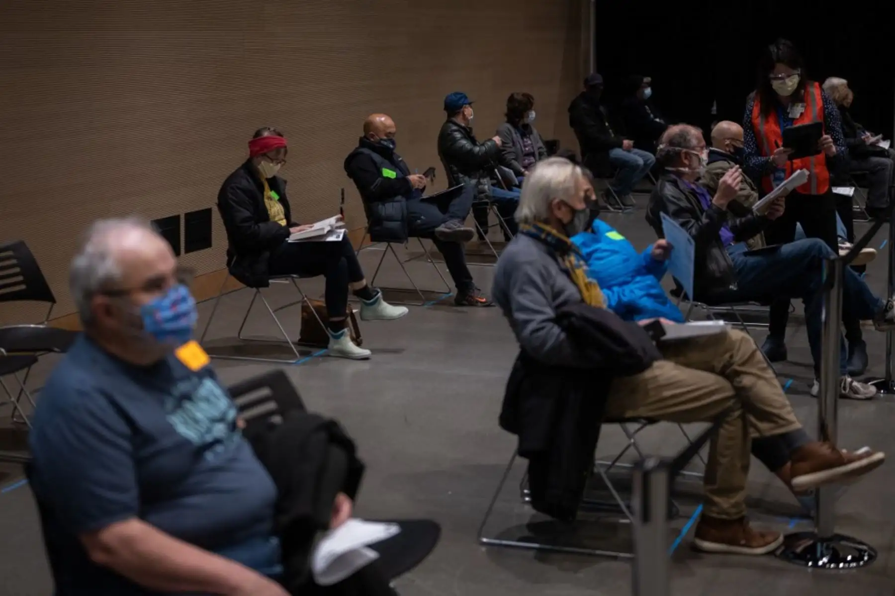 Los pacientes esperan y son observados por reacciones adversas luego de su primera dosis de la vacuna Covid-19 en el Amazon Meeting Center en el centro de Seattle, Washington. Foto: AFP
